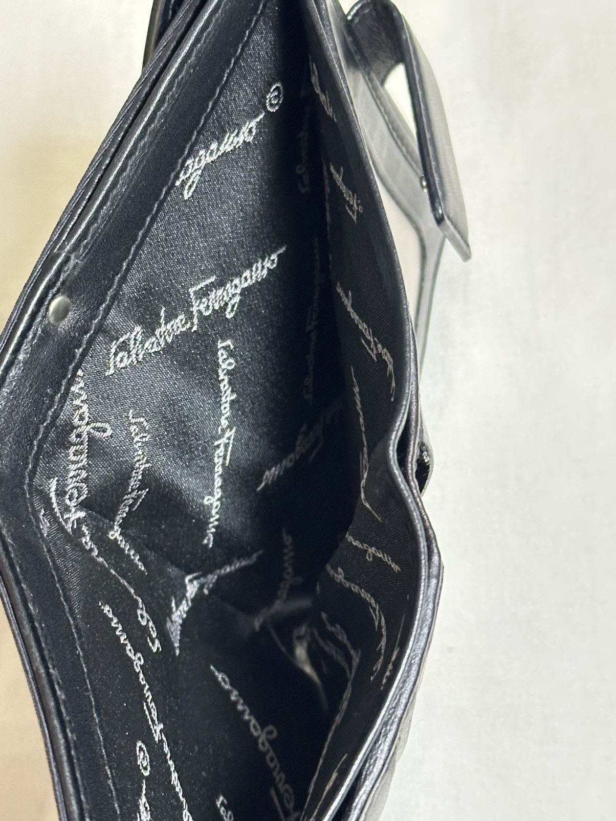Salvatore Ferragamo vintage Salvatore Ferragamo Gancini black bifold wallet. Size ONE SIZE - 12 Thumbnail