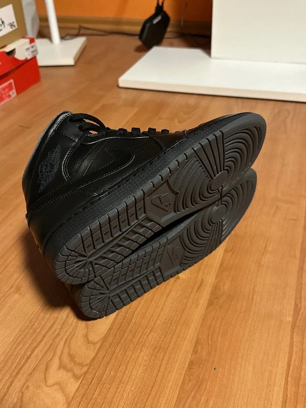 Jordan Brand Nike Air Jordan 1 Mid triple black Size US 8 / EU 41 - 12 Thumbnail