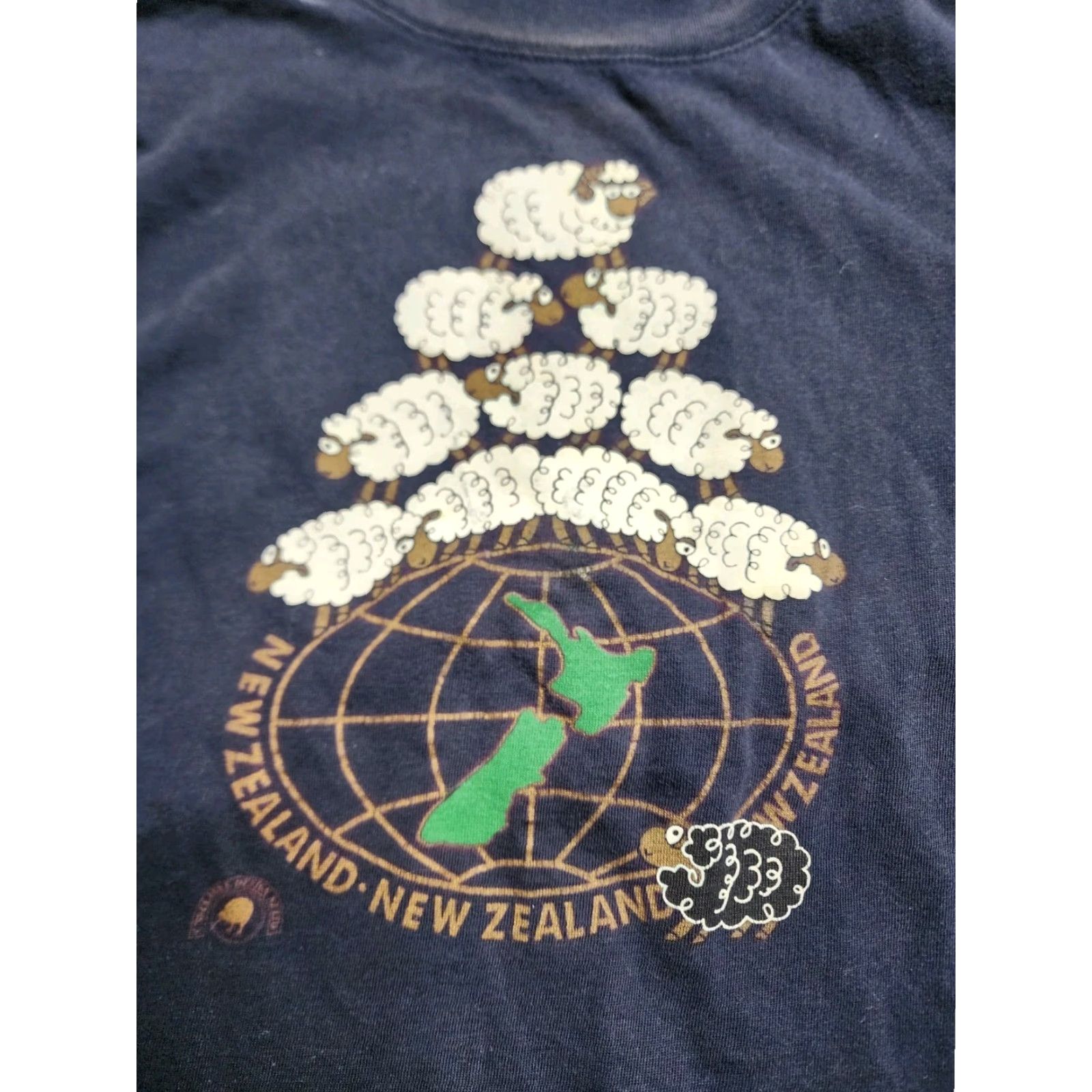 Vintage VINTAGE Clarke Design Men's T-Shirt Adult Medium Blue 90s Animals Travel New Zealand Logo Size US M / EU 48-50 / 2 - 3 Thumbnail