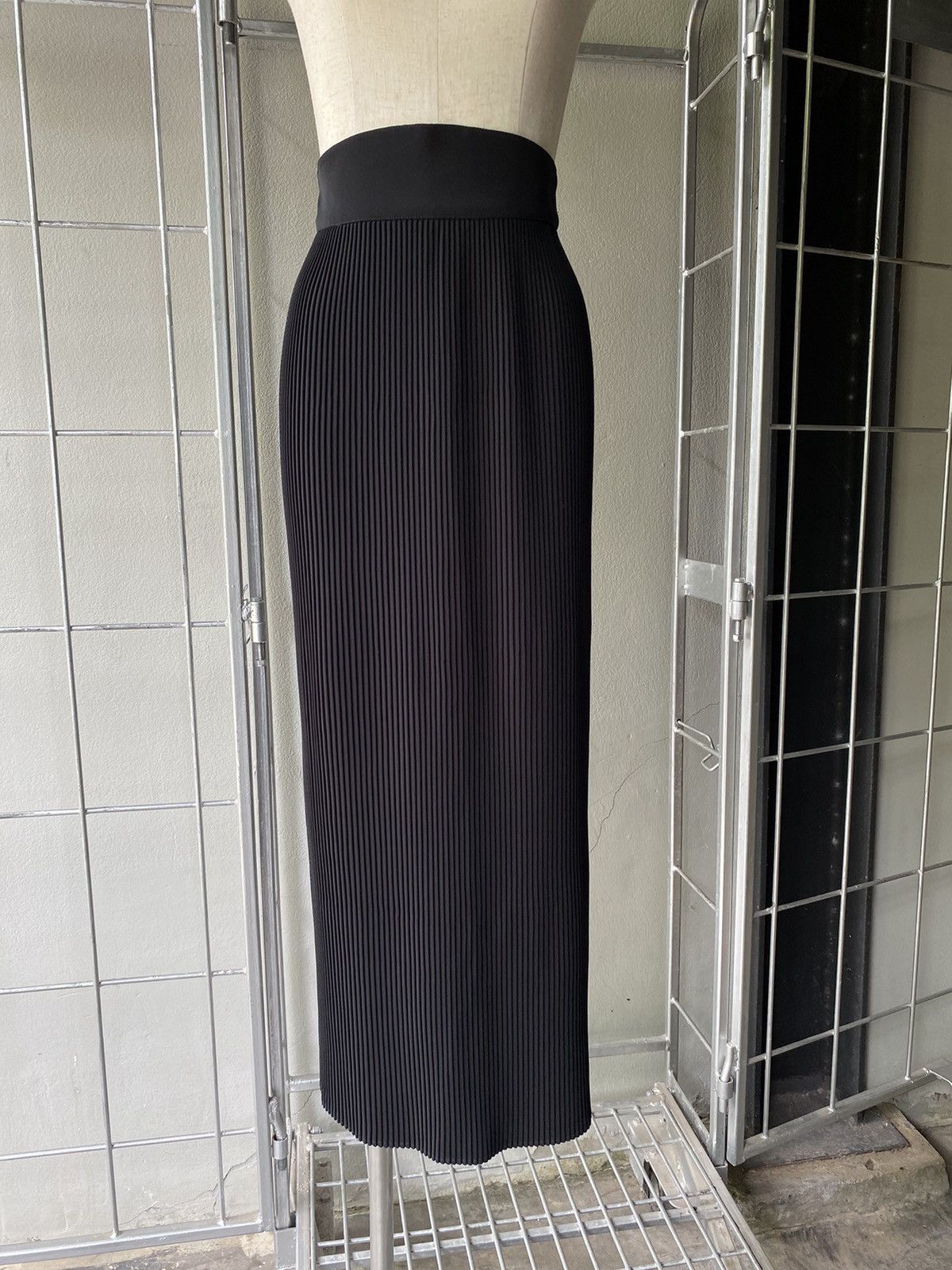Thierry Mugler Thierry Mugler pleated black skirt Size 25" / US 0 / IT 36 - 18 Thumbnail