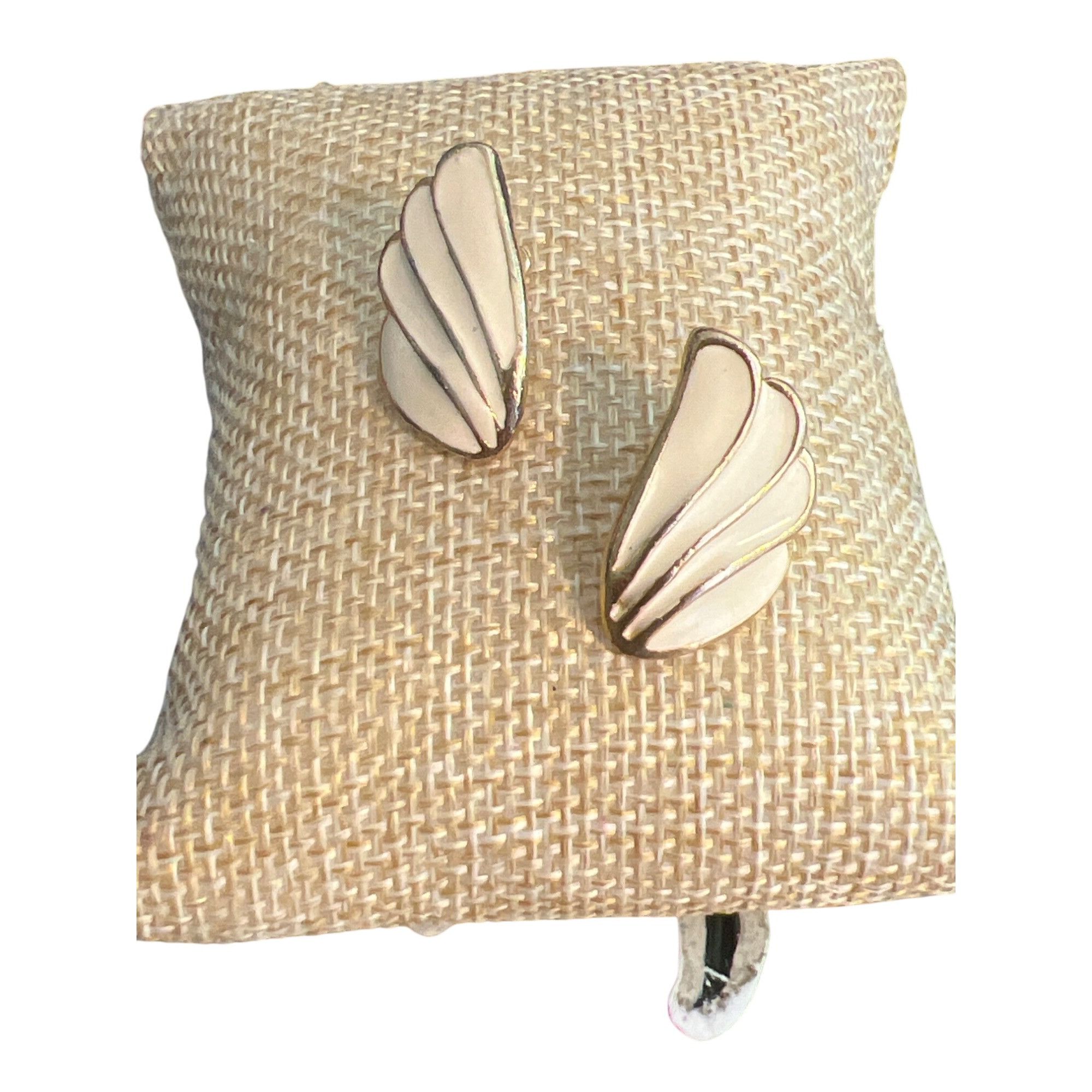Other Vintage Gold Tone Fan Design Stud Earrings Cream Enamel Pier Size ONE SIZE - 1 Thumbnail