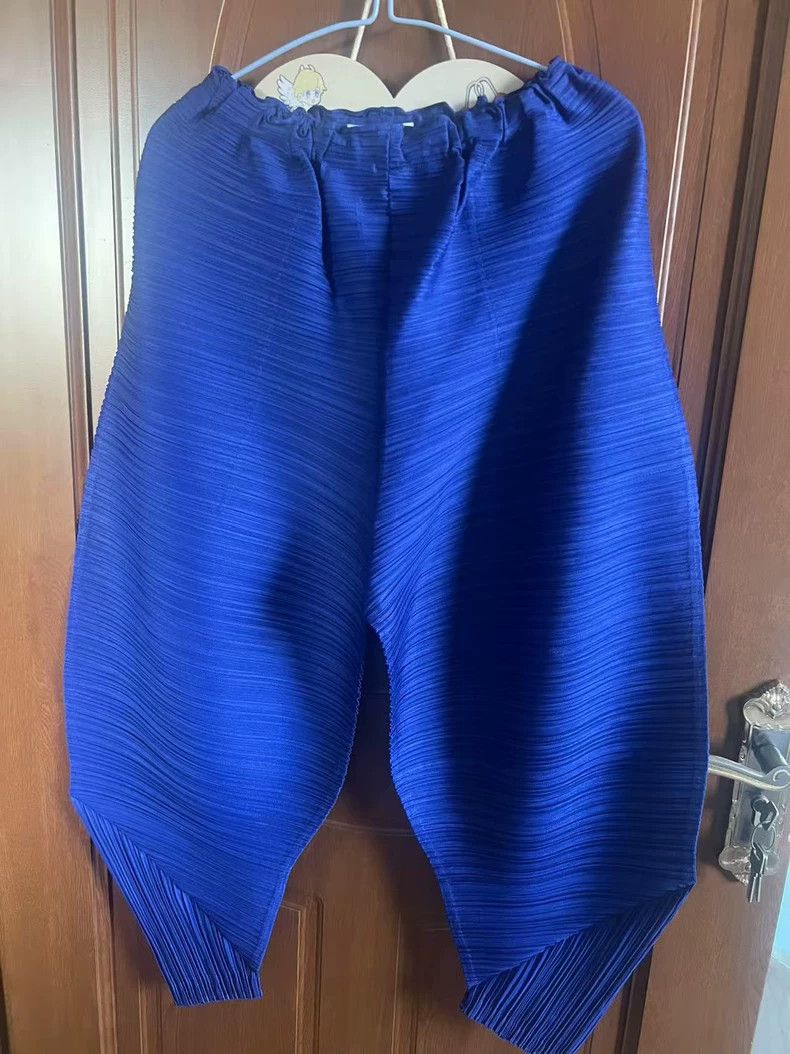 Issey Miyake Issey Miyake size:3 Dark blue pleated chicken leg pants Size 31" - 1 Thumbnail
