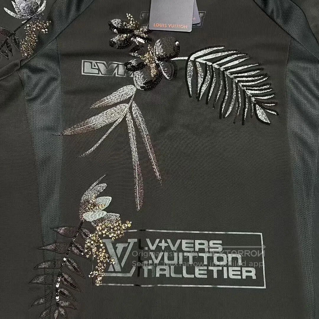 Louis Vuitton louis vuitton logo print short sleeve shirt. Size US XL / EU 56 / 4 - 6 Thumbnail