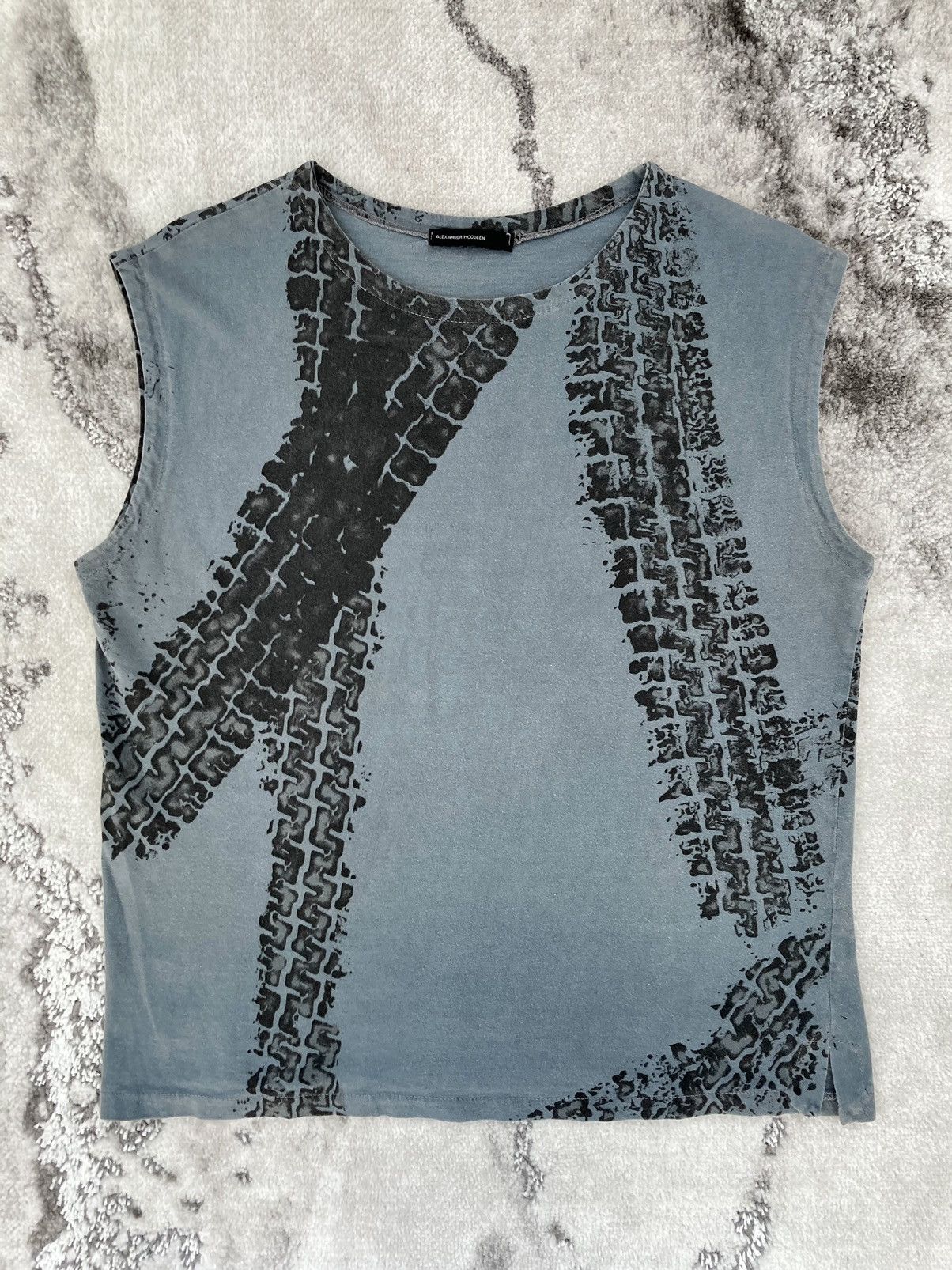 Tシャツ・カットソー ALEXANDER MCQUEEN SLASHED KNIT SLEEVELESS TOP Alexander McQueen SS1997 Tire Print Tank Top | Grailed