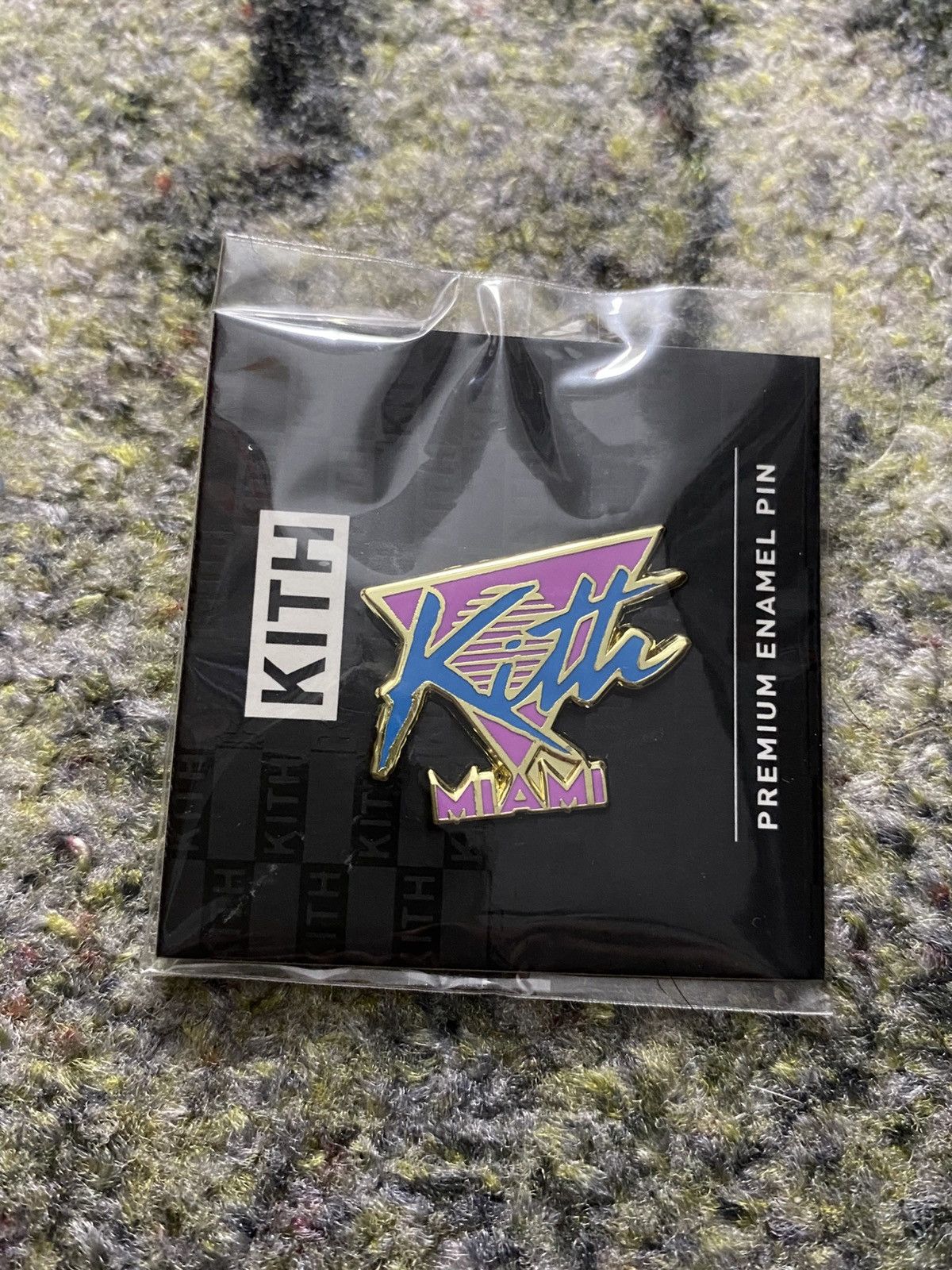 Kith Kith x Miami Logo Pin Size ONE SIZE - 1 Thumbnail