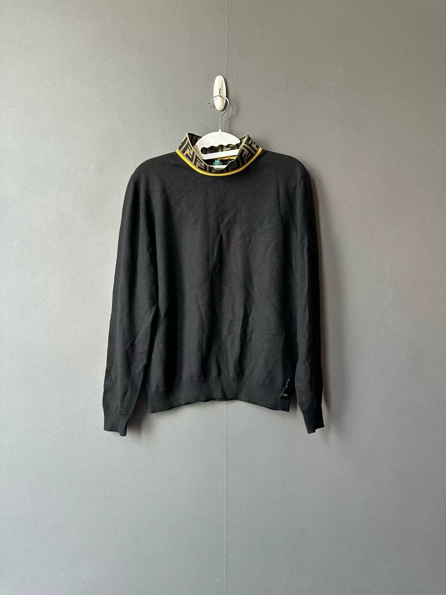 Fendi Fendi neck logo print knit sweater size 48 Size US M / EU 48-50 / 2 - 1 Thumbnail
