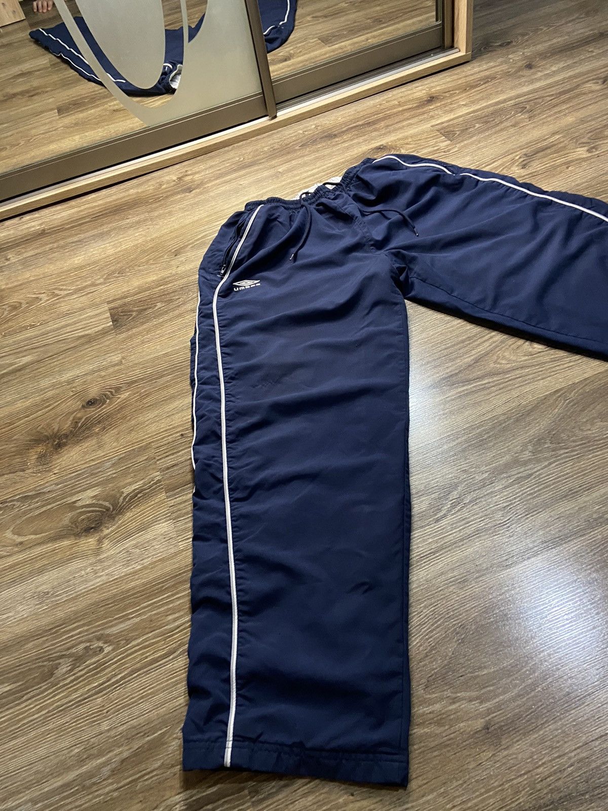 パンツ 90s umbro draw code wide nylon pants y2k 90s umbro draw code wide nylon pants y2k - メルカリ