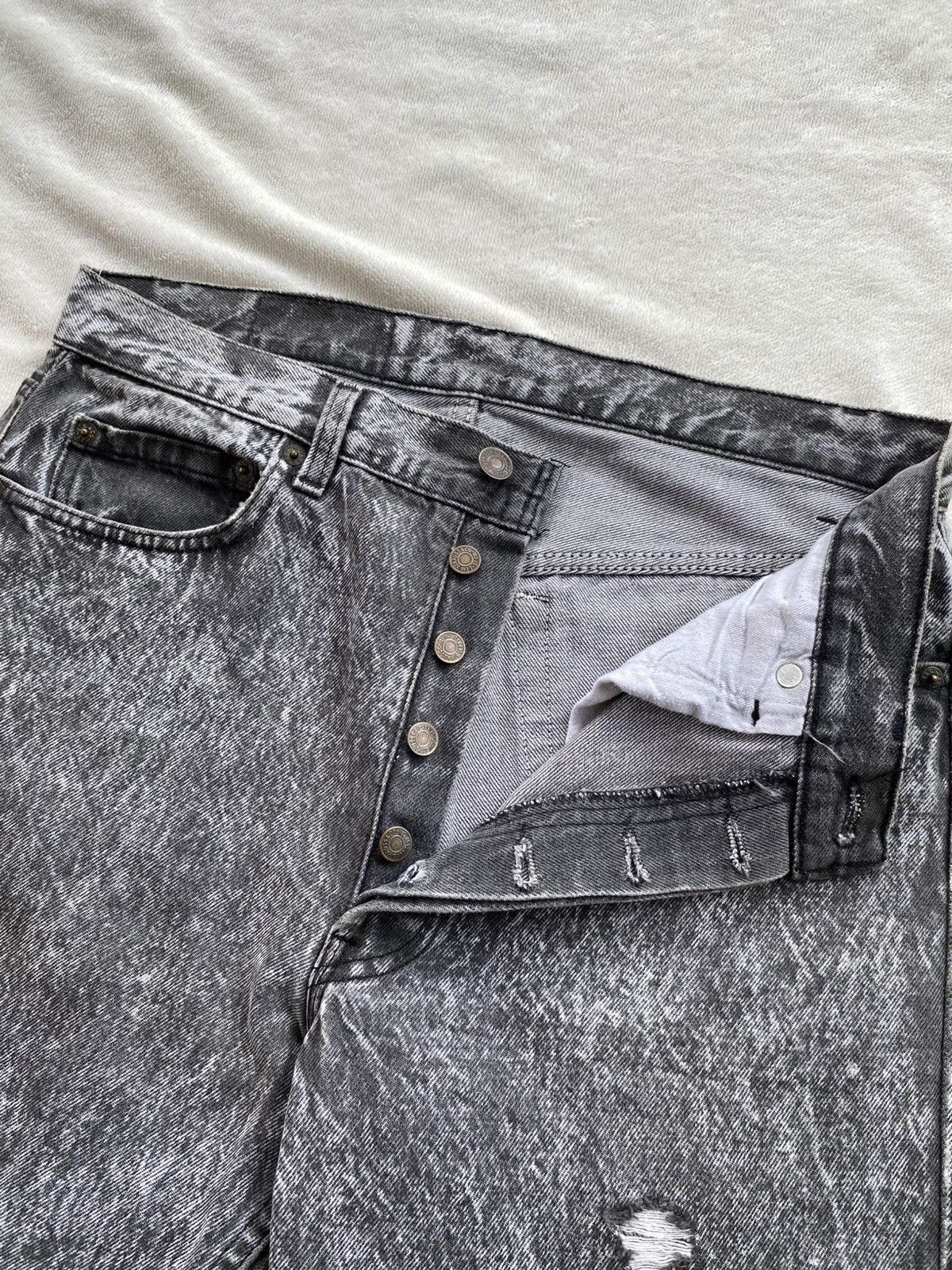 Levi's LEVIS SHORT PANTS DISTRESSED DENIM Size US 33 - 2 Thumbnail