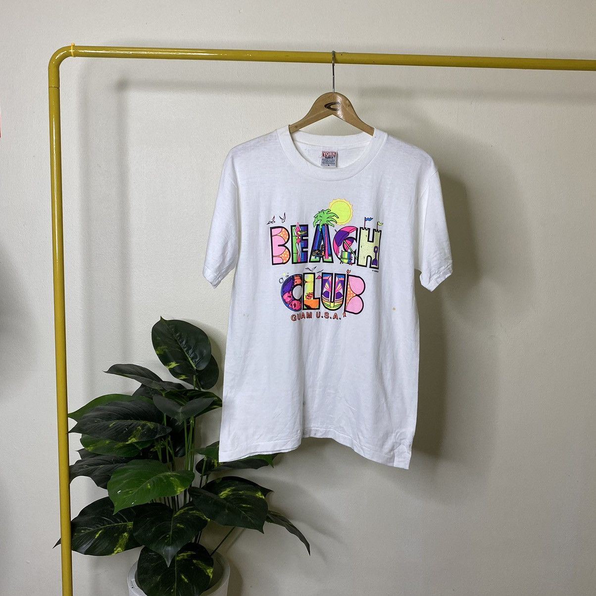 Vintage Vintage 1990s Beach Club Surf Tee Size US M / EU 48-50 / 2 - 1 Thumbnail