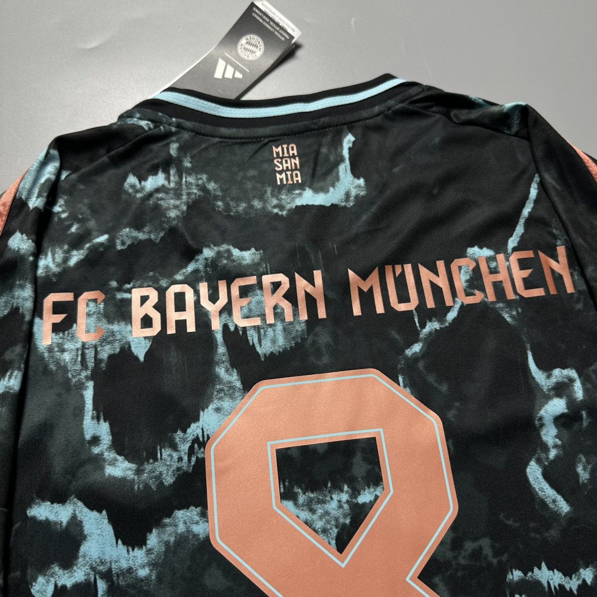 Vintage BAYERN ADIDAS 2024/2025 FOOTBALL AWAY JERSEY #8 GORETZKA Size US XL / EU 56 / 4 - 11 Thumbnail