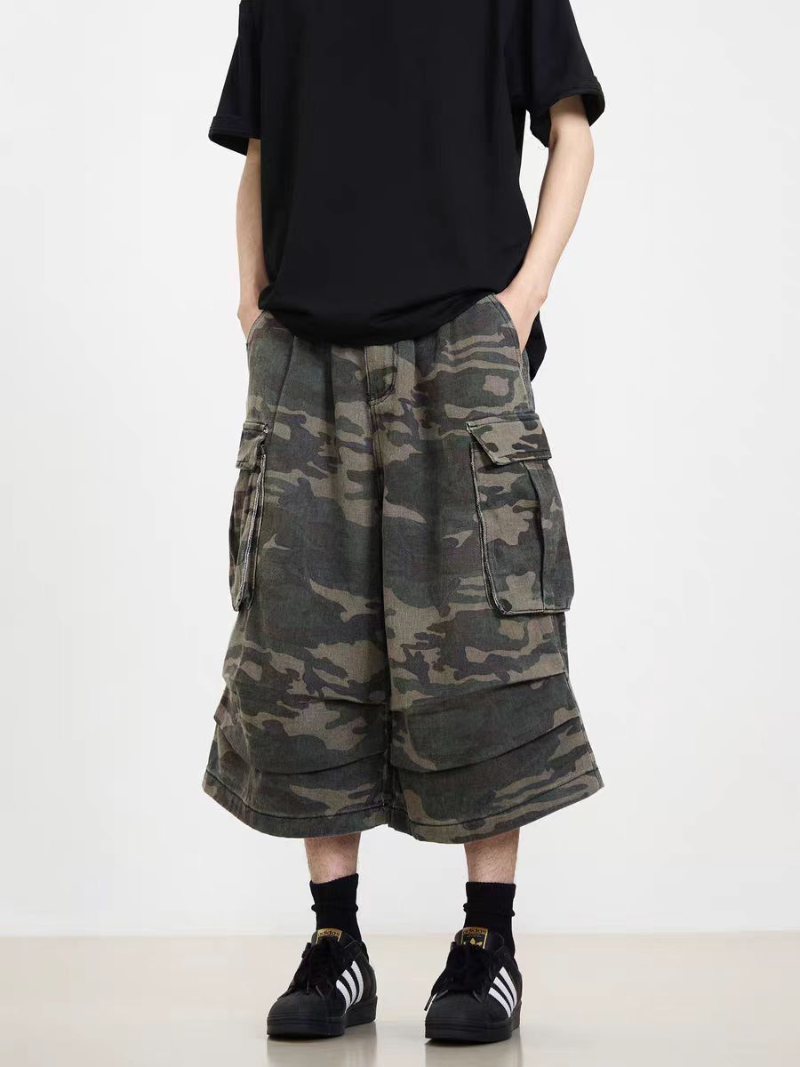 Casual cargo shorts with camouflage wide-leg pockets