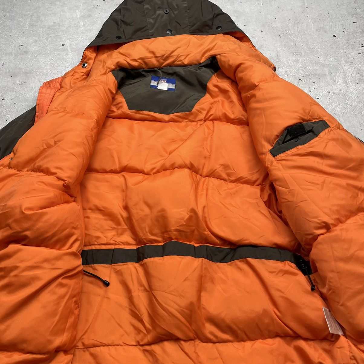 NHL × Vintage Vintage Reebok 90s Cleveland Football Quilted Hooded Jacket Size US XL / EU 56 / 4 - 13 Thumbnail