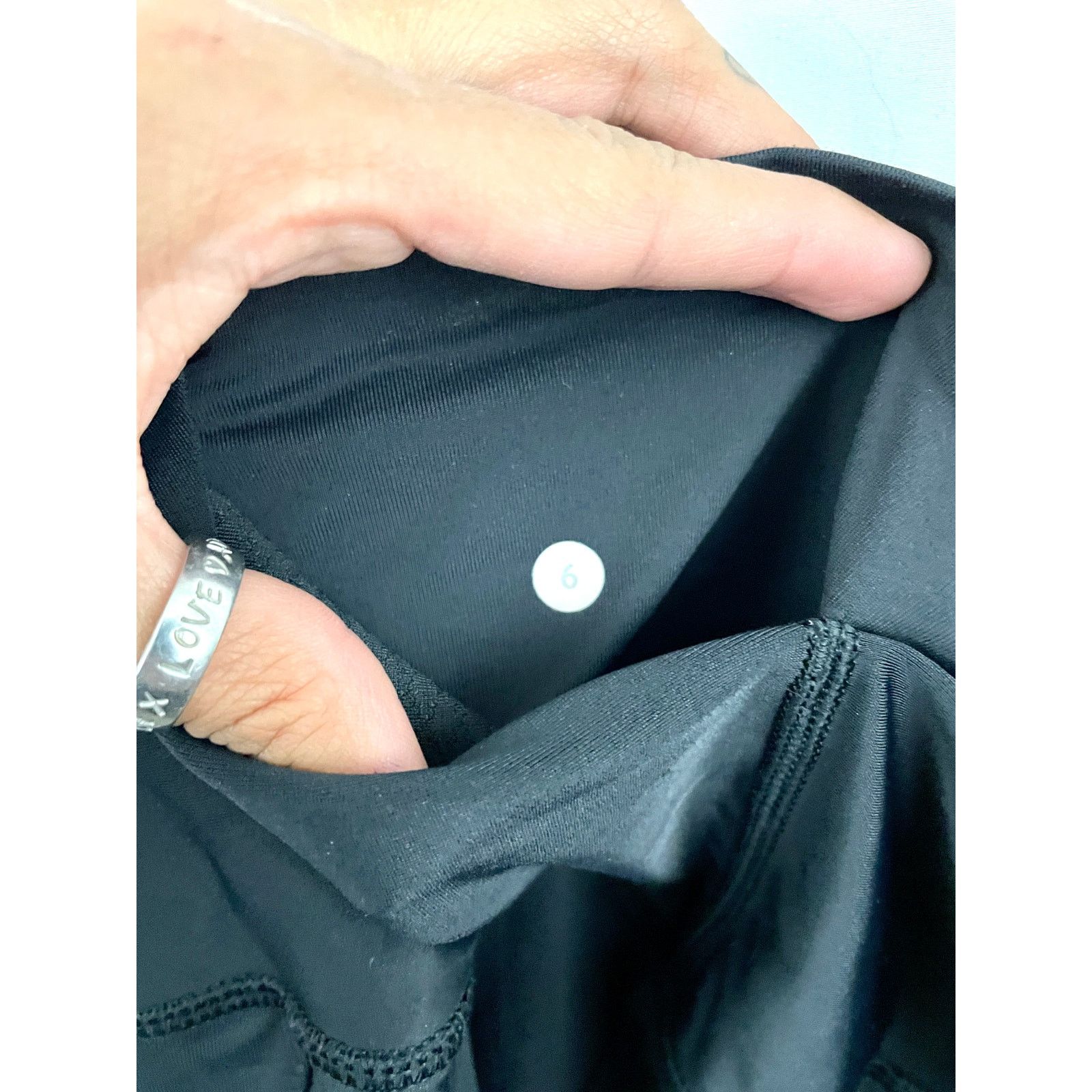 Lululemon Lululemon Black Capri Leggings Womens Sz 6 Dual Back Pockets Size 28" / US 6 / IT 42 - 4 Thumbnail