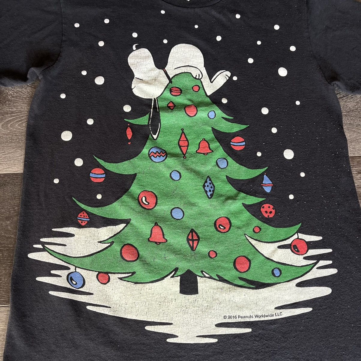 Peanuts × Vintage Vintage Peanuts Snoopy On Christmas Tree All Over Print Tee Size US S / EU 44-46 / 1 - 2 Thumbnail