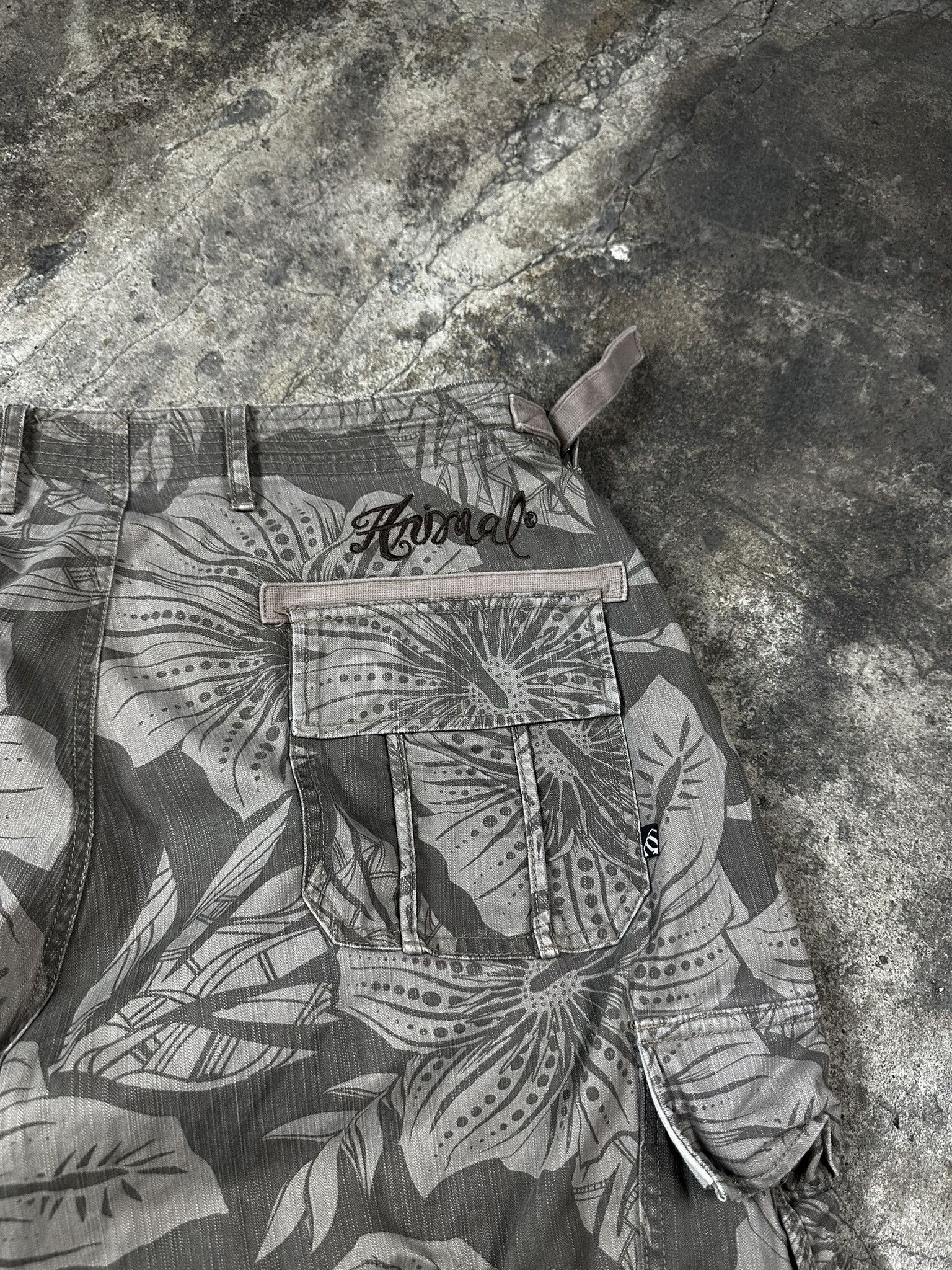 Vintage 2000s Vintage Animal Floral Hiphop Rap Y2k Cargo Shorts Size US 38 / EU 54 - 5 Thumbnail