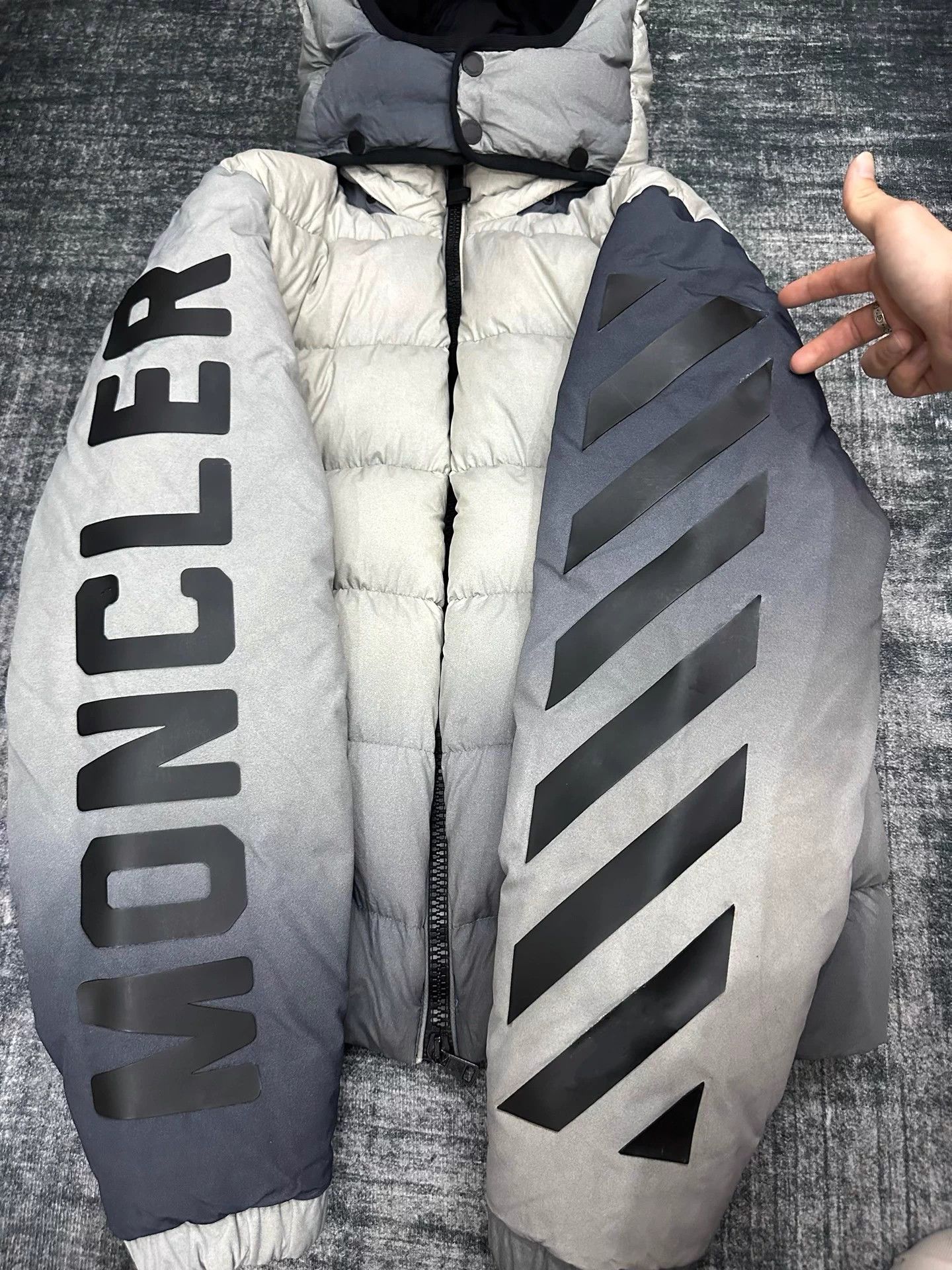 Moncler Moncler x Off-White Tie-Dye Gradient Off-White Puffer 2XL Size US XXL / EU 58 / 5 - 7 Thumbnail