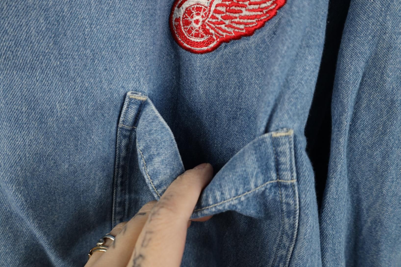 Vintage Vintage 90s Red Wings Hockey Denim Jean Button Down Shirt Size US XL / EU 56 / 4 - 5 Thumbnail