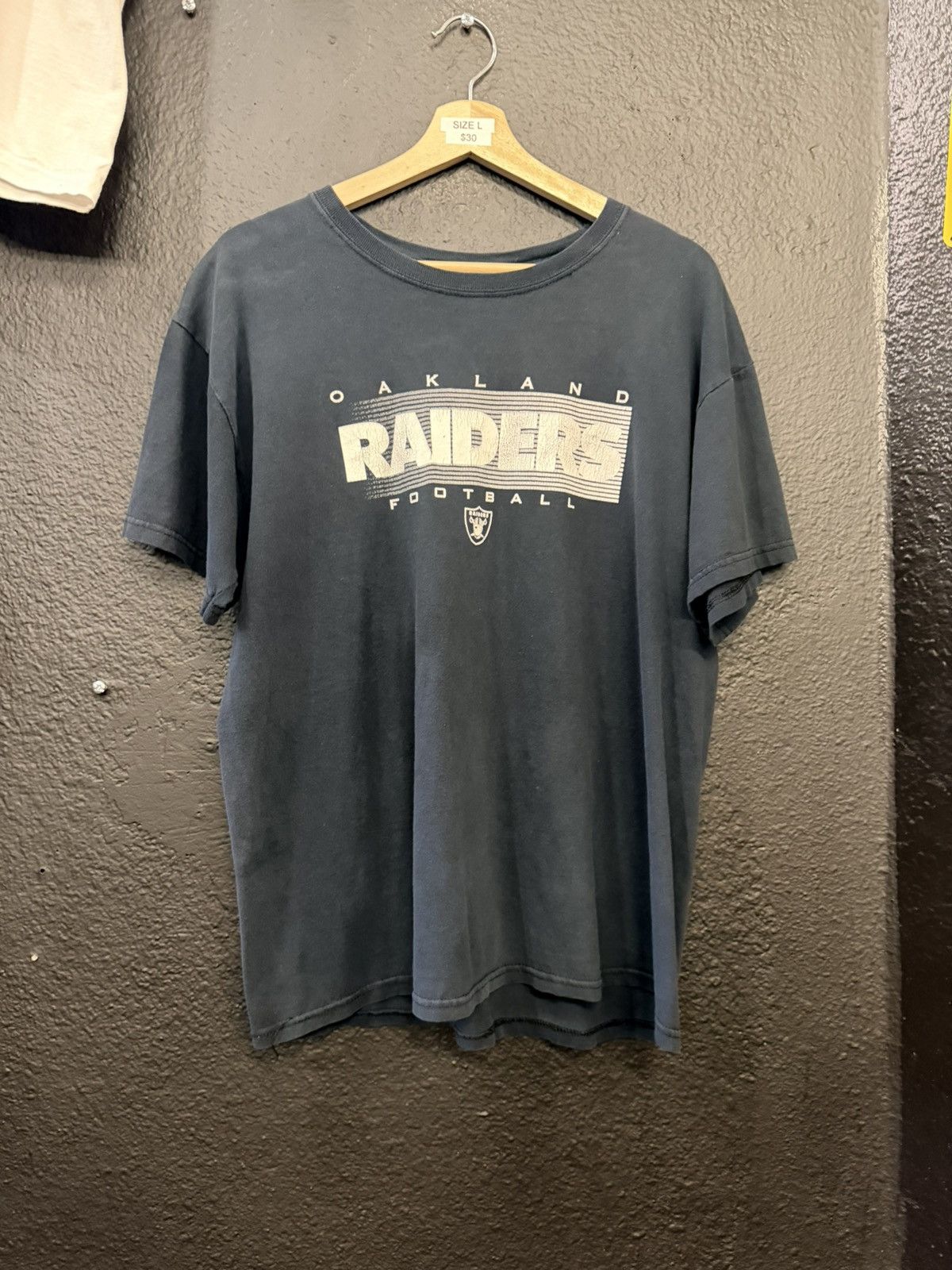 Vintage Vintage Oakland Raiders T Shirt Size US L / EU 52-54 / 3 - 1 Thumbnail