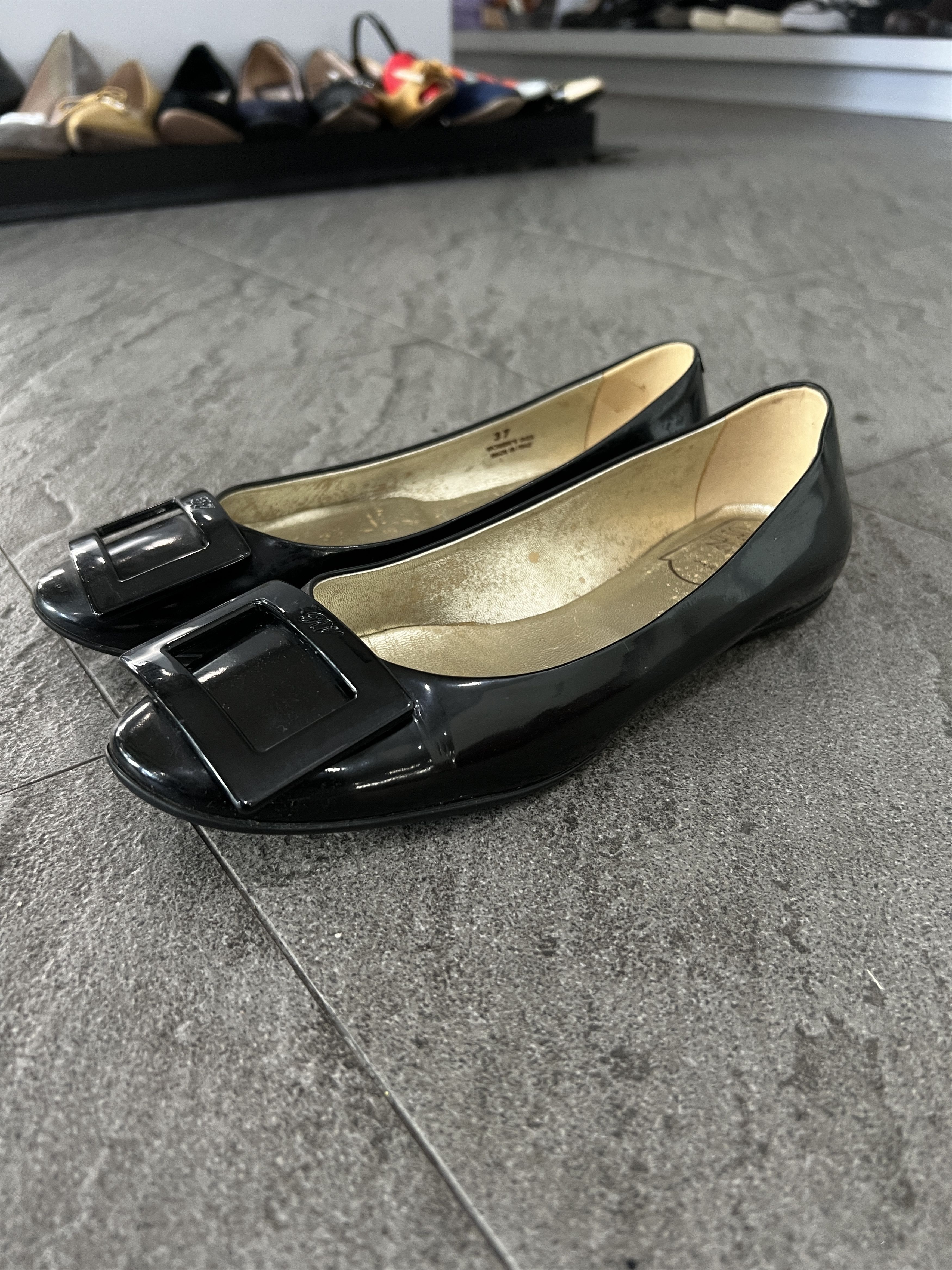 Roger Vivier Roger Vivier Gommette Patent Flats Black EU37 Size US 7 / IT 37 - 1 Thumbnail