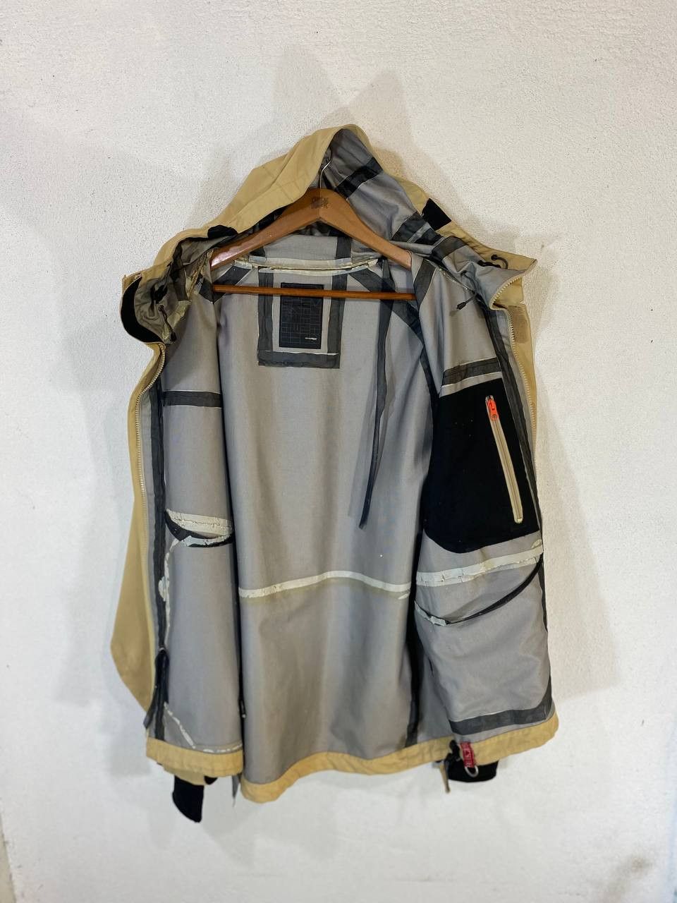 Goretex neon element waterproof jacket very nice design Size US L / EU 52-54 / 3 - 7 Thumbnail