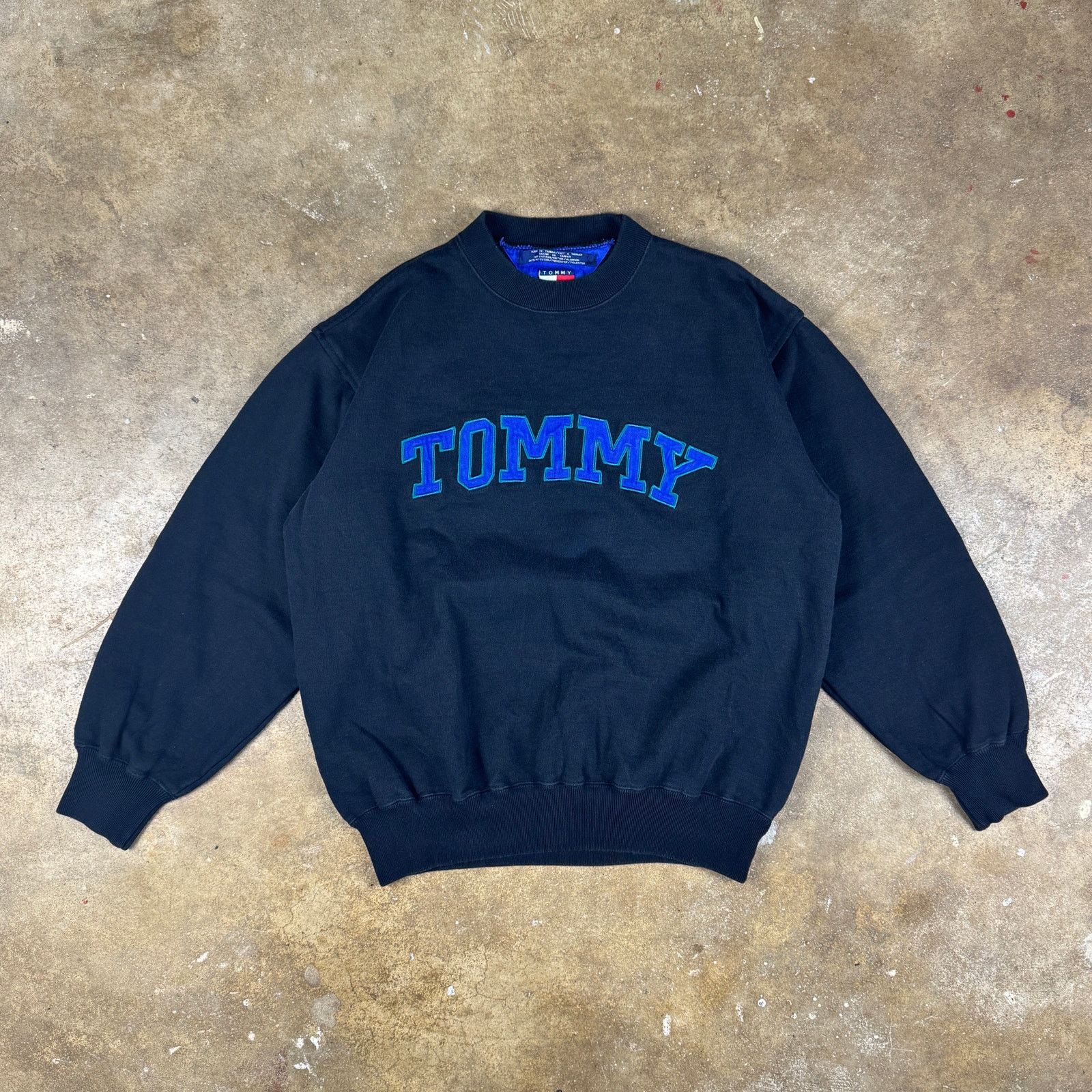 Tommy Hilfiger Vtg Tommy Hilfiger Spell Out Sweatshirt Black 90s Crewneck L Size L / US 10 / IT 46 - 1 Thumbnail