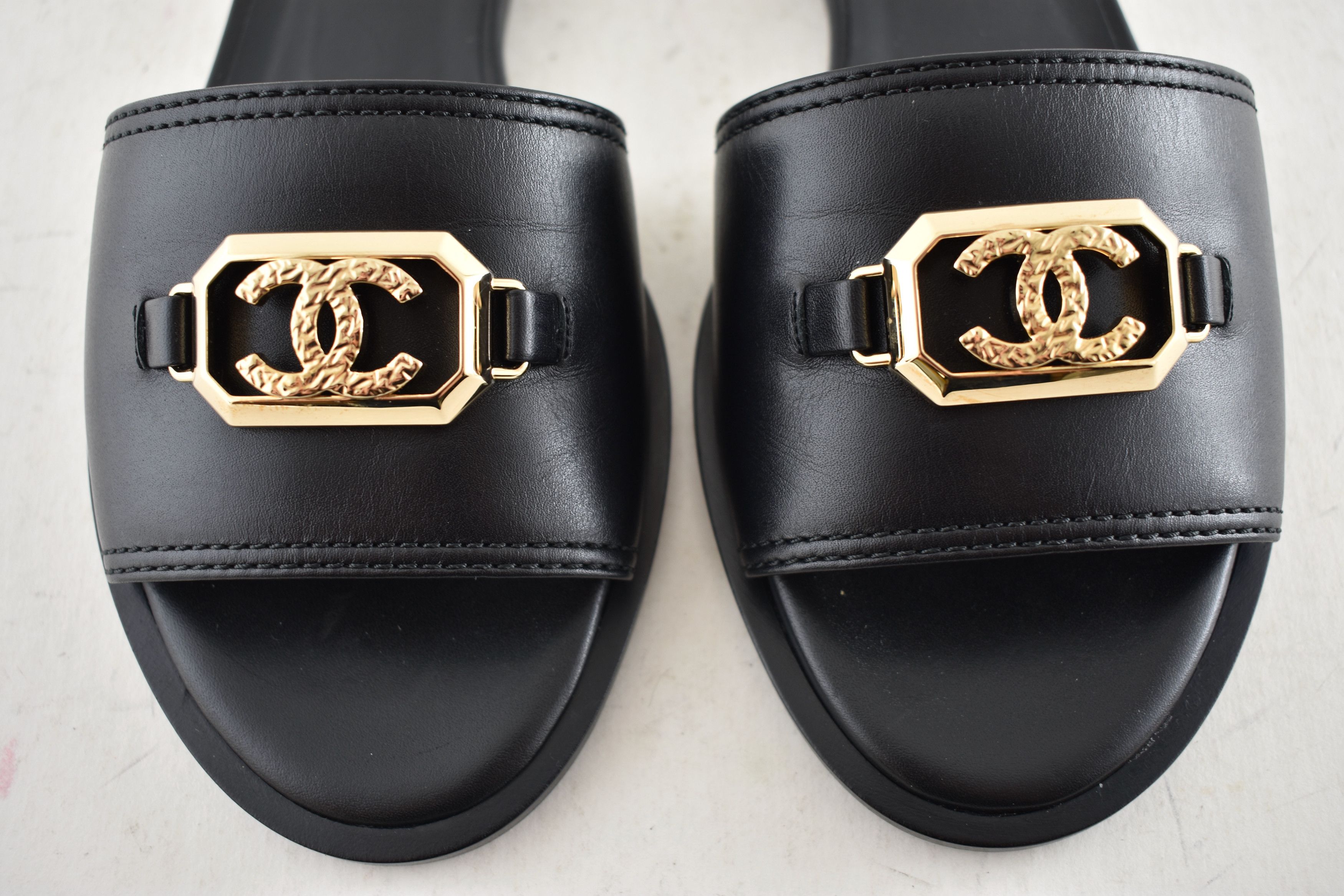 Chanel Chanel 23B Leather Gold CC Logo Mule Slides Sandals Flat 38 Size US 8 / IT 38 - 11 Thumbnail