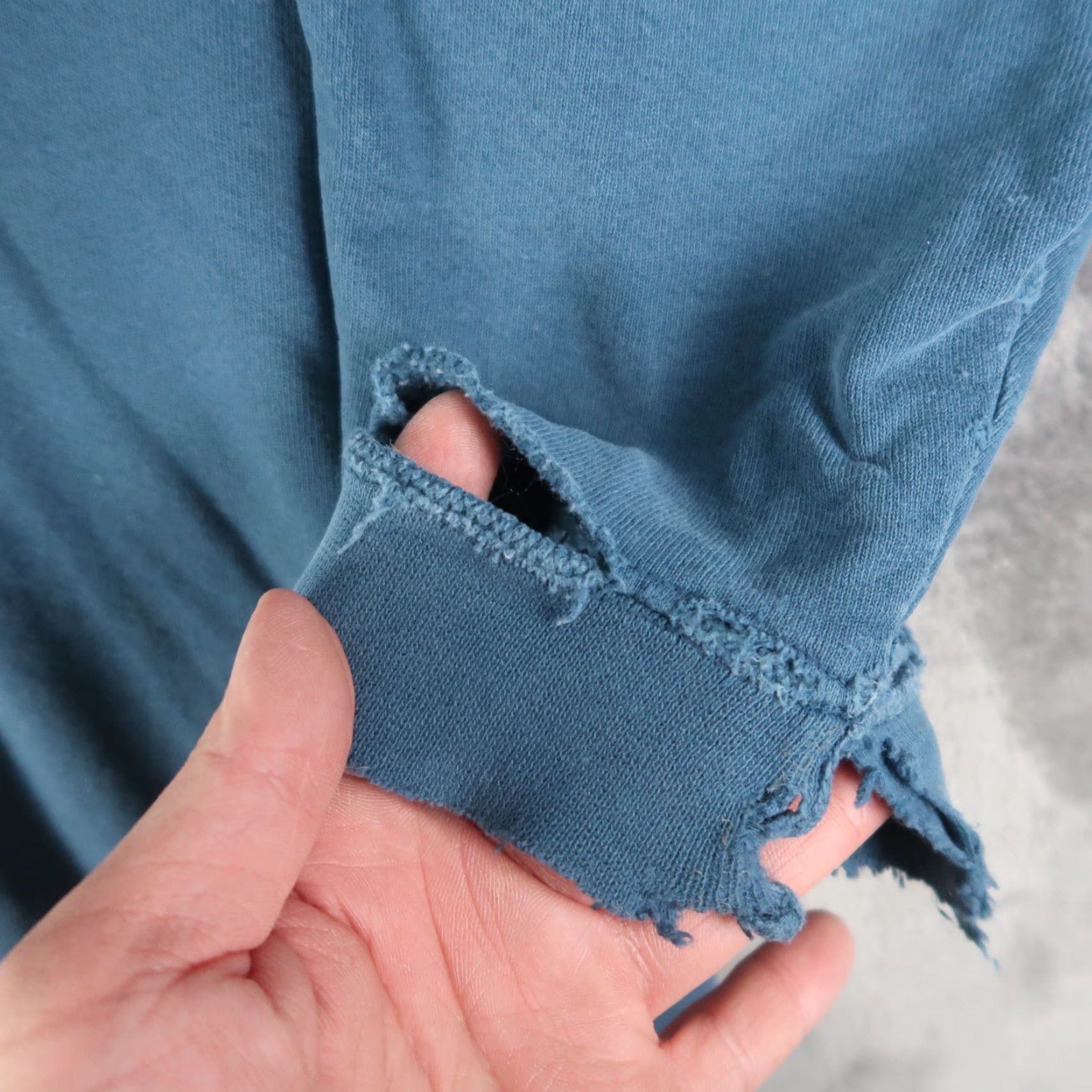 Levi's VINTAGE Levi’s Sweatshirt Shirt Mens L Blue 90s Grunge USA Thrashed Crew Neck Pullover Size US L / EU 52-54 / 3 - 6 Thumbnail