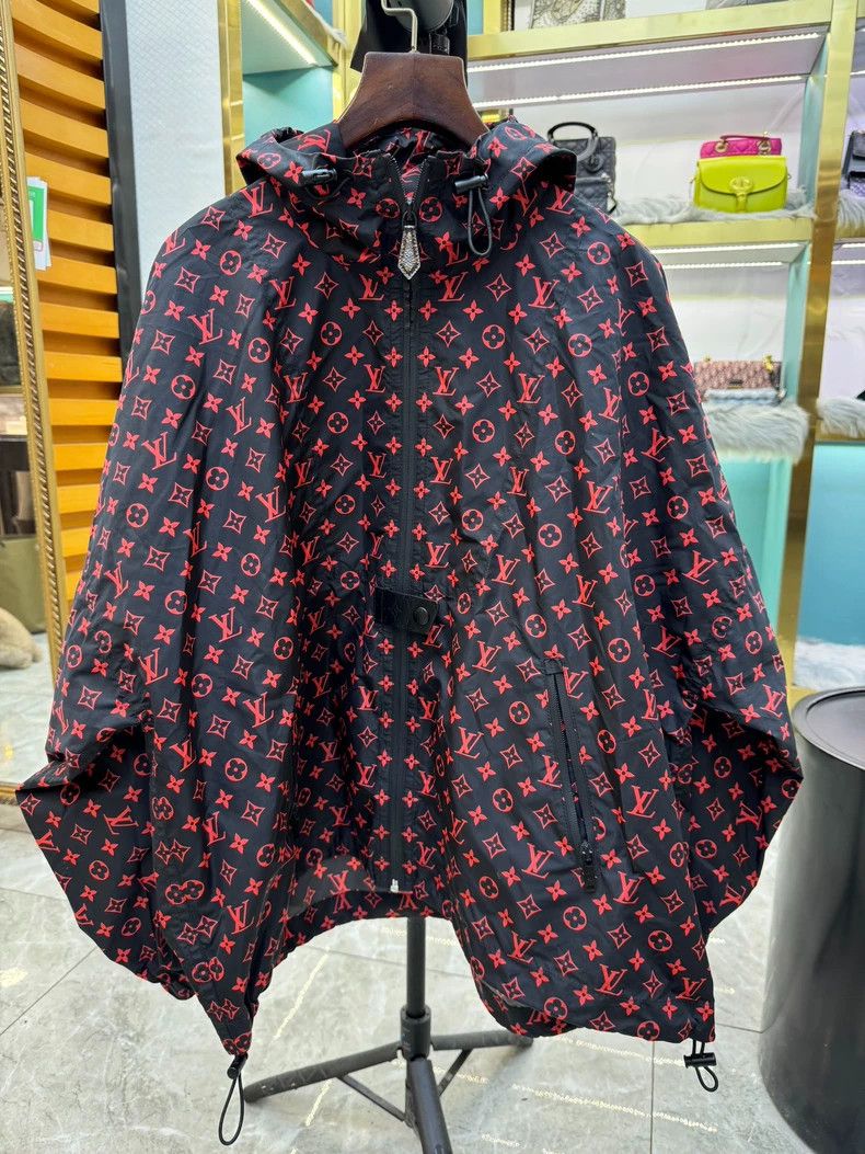 Louis Vuitton Louis Vuitton size 38 Full Logo Waterproof Parka Jacket 25 Size US M / EU 48-50 / 2 - 1 Thumbnail