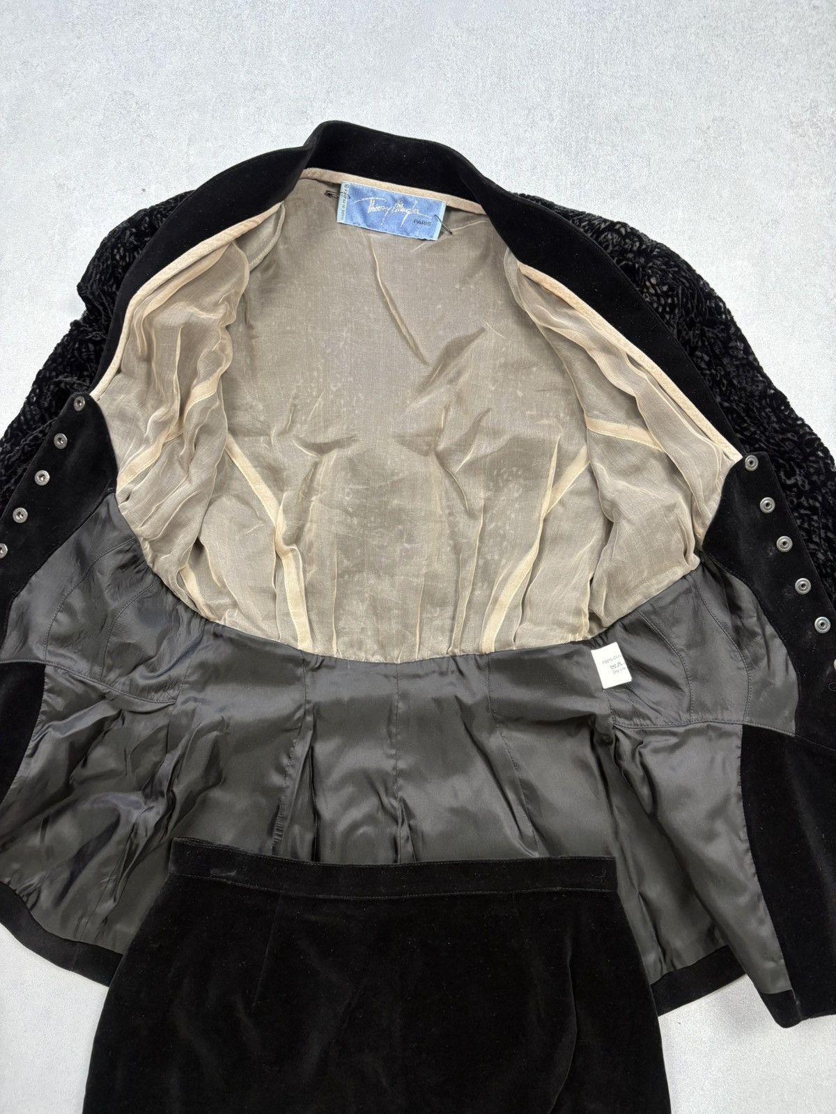 Thierry Mugler Thierry Mugler 1989 Vintage Black Velvet Suit Skirt Set Size M / US 6-8 / IT 42-44 - 9 Thumbnail