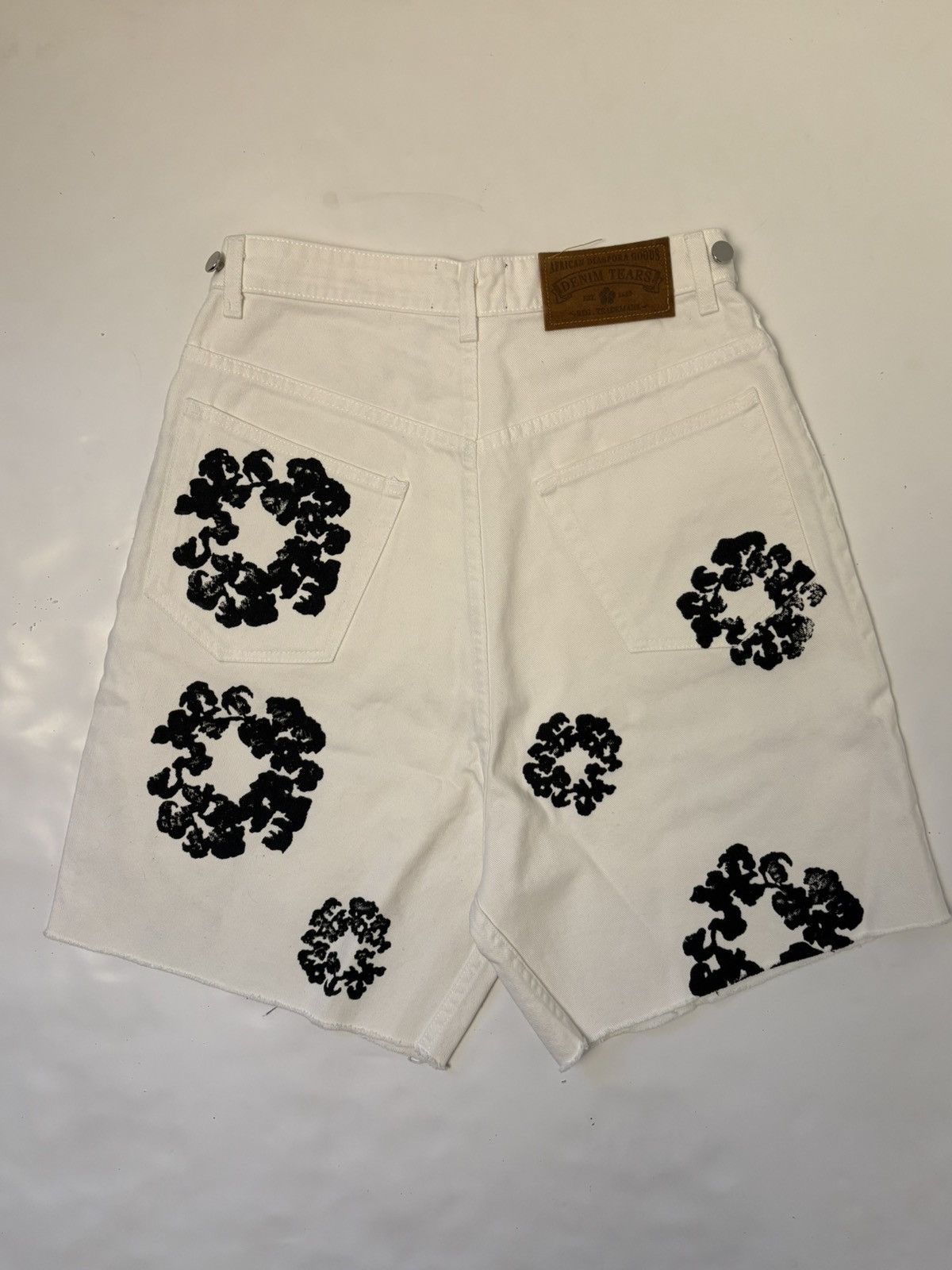 DENIM TEARS Denim Tears Cotton Wreath Denim Short -White Size US 30 / EU 46 - 2 Thumbnail