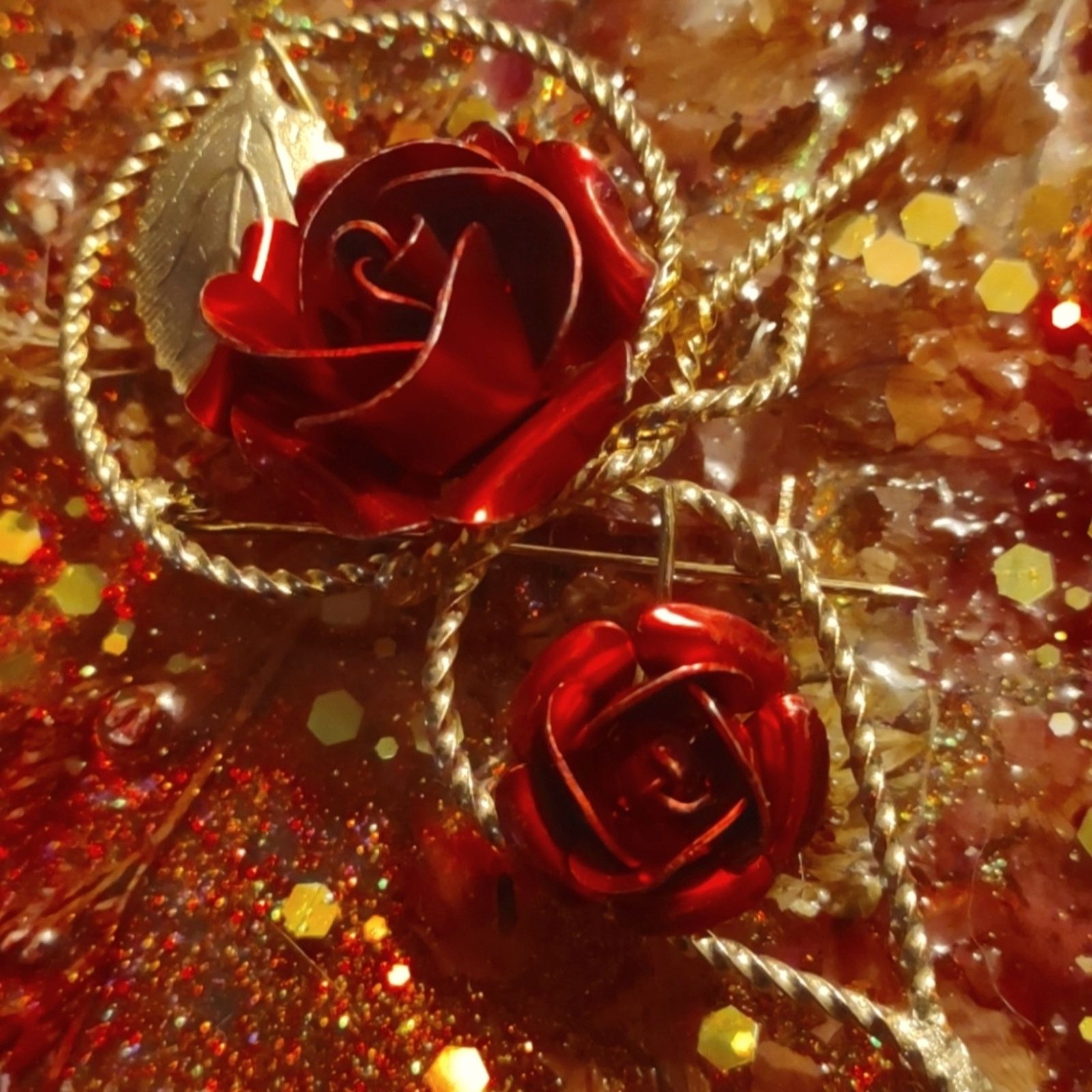 Vintage Beautiful vintage double rose brooch with golden outline Size ONE SIZE - 1 Thumbnail
