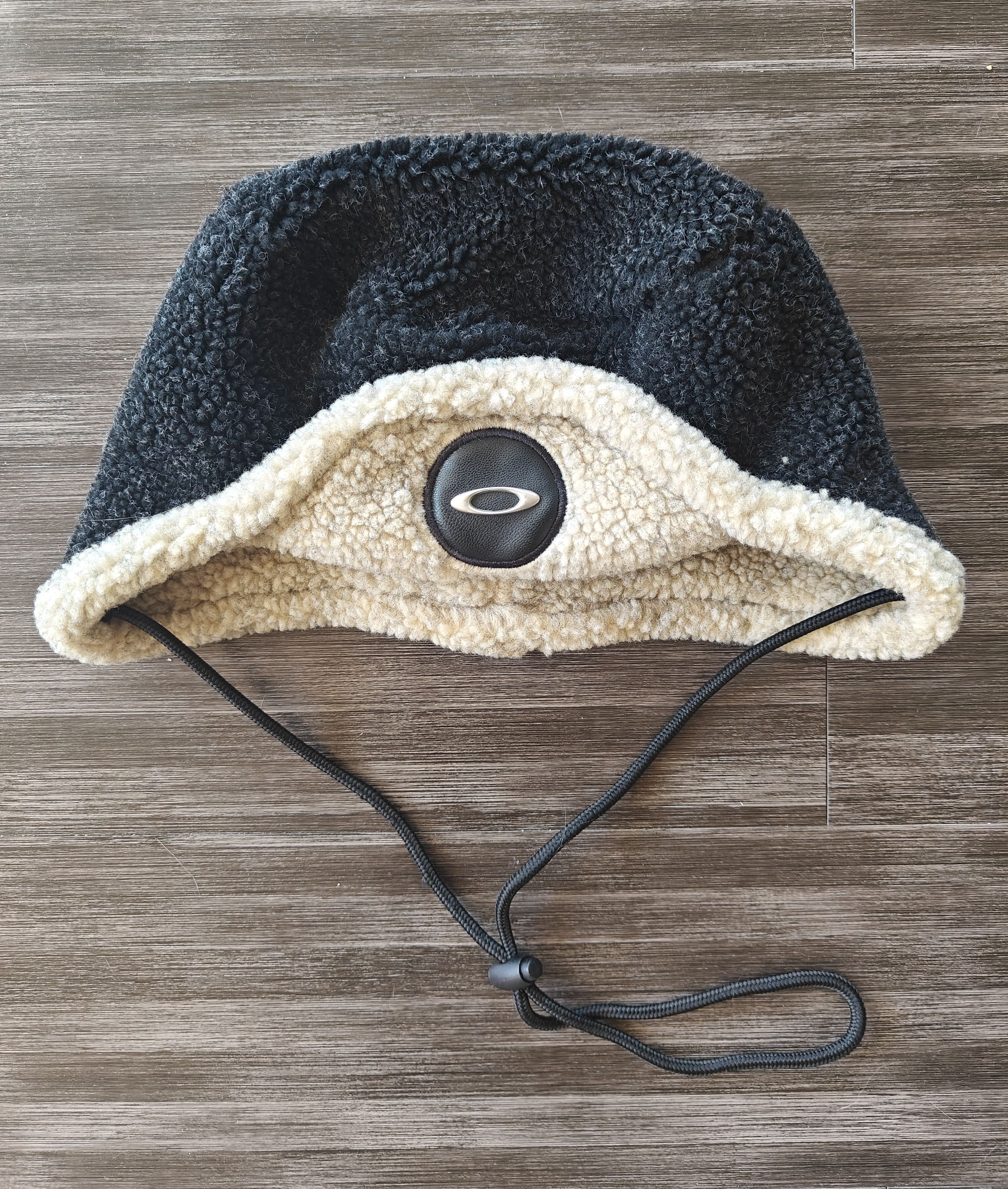 image of Vintage Y2K Oakley Software Moscow Sherpa Lined Hat in Black, Men's