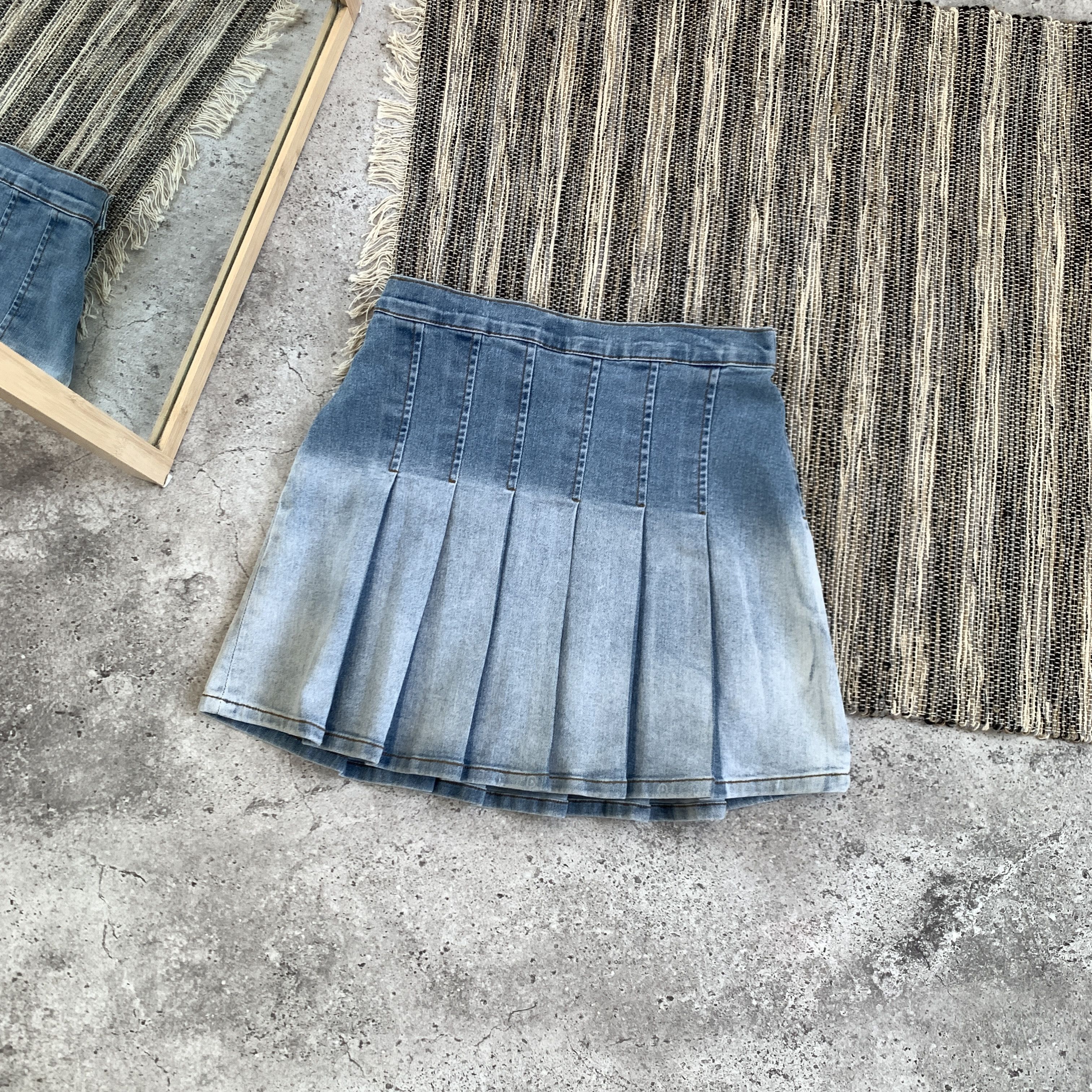 Japanese Brand Vintage Y2K Faded Women's Blue Denim Low Rise Mini Skirt Size 26" / US 2 / IT 38 - 2 Thumbnail
