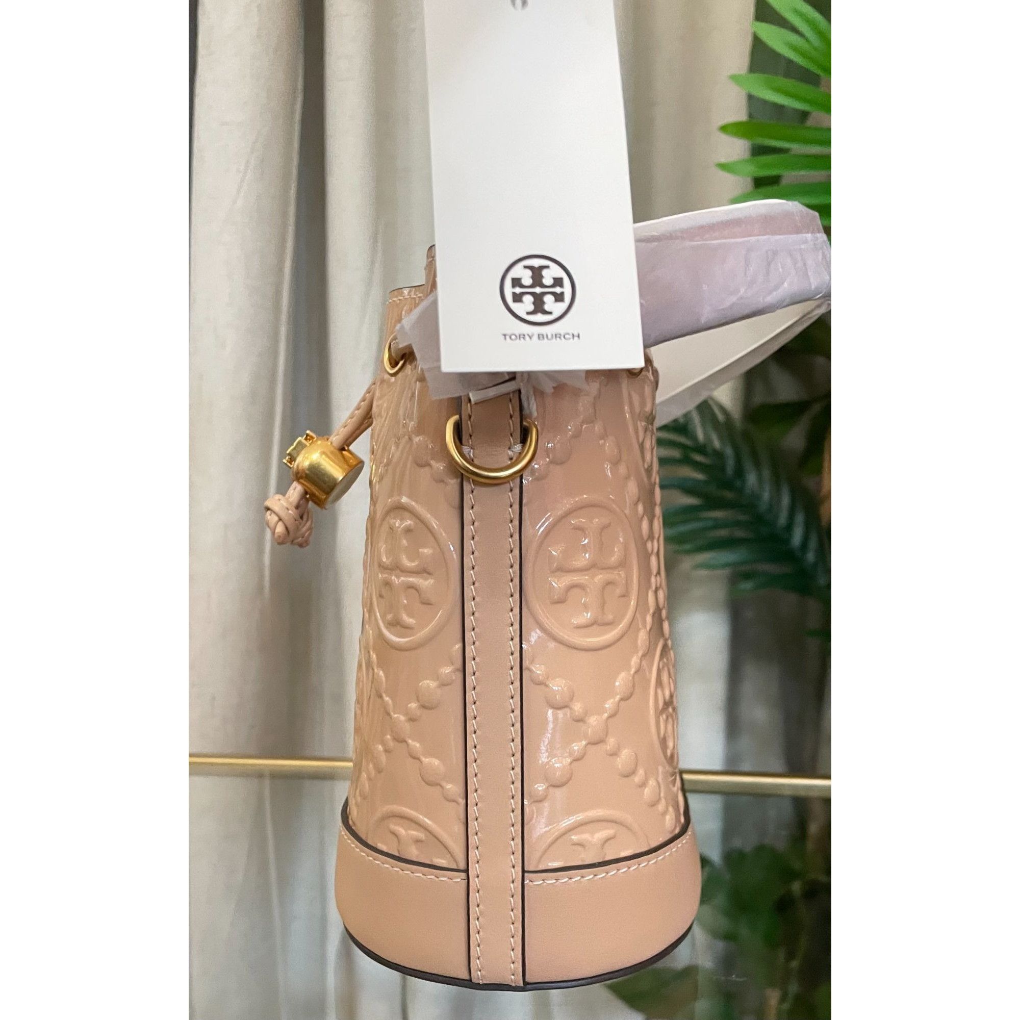 Tory Burch NWT! Tory Burch T Monogram Embossed Patent Leather Bucket Ba Size ONE SIZE - 6 Thumbnail