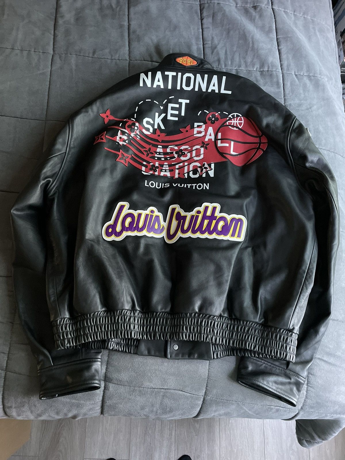 Louis Vuitton Louis Vuitton NBA Logo Leather Jacket Size US XL / EU 56 / 4 - 2 Thumbnail