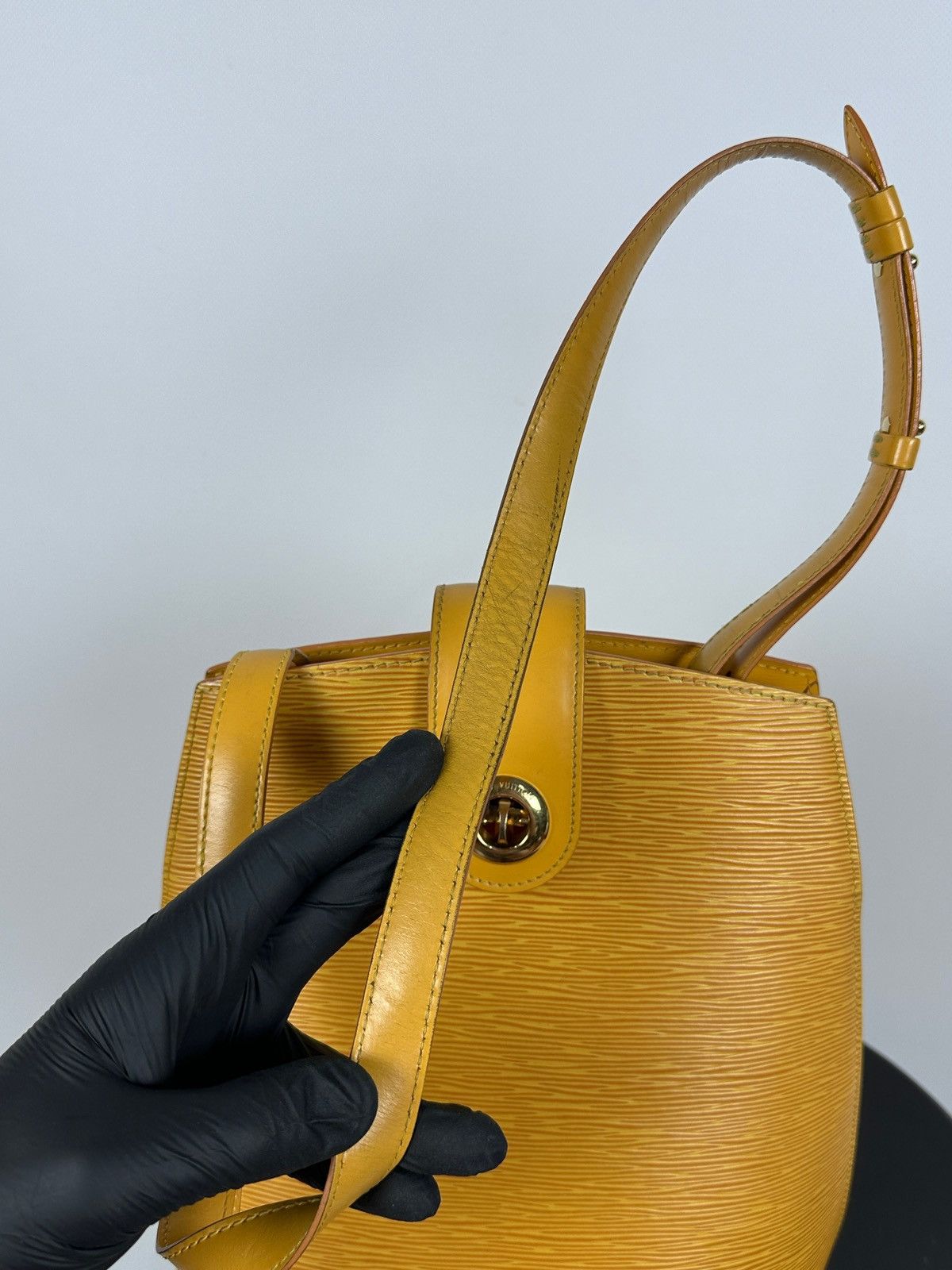 Louis Vuitton Louis Vuitton Epi Cluny Yellow Leather Shoulder Bag Size ONE SIZE - 18 Thumbnail