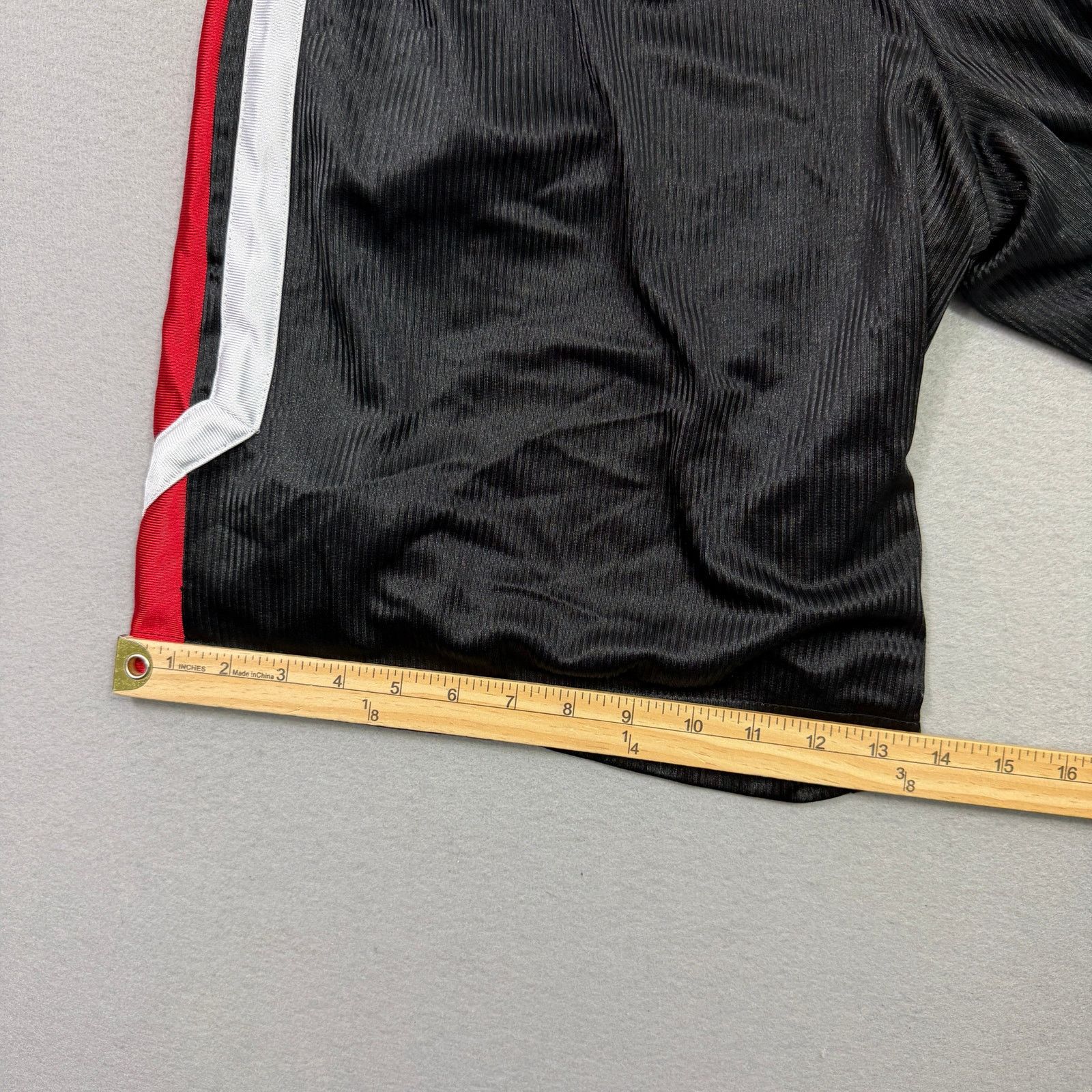 Vintage Vintage Wisconsin Badgers Shorts Men's Extra Large Black Red Size US 34 / EU 50 - 11 Thumbnail