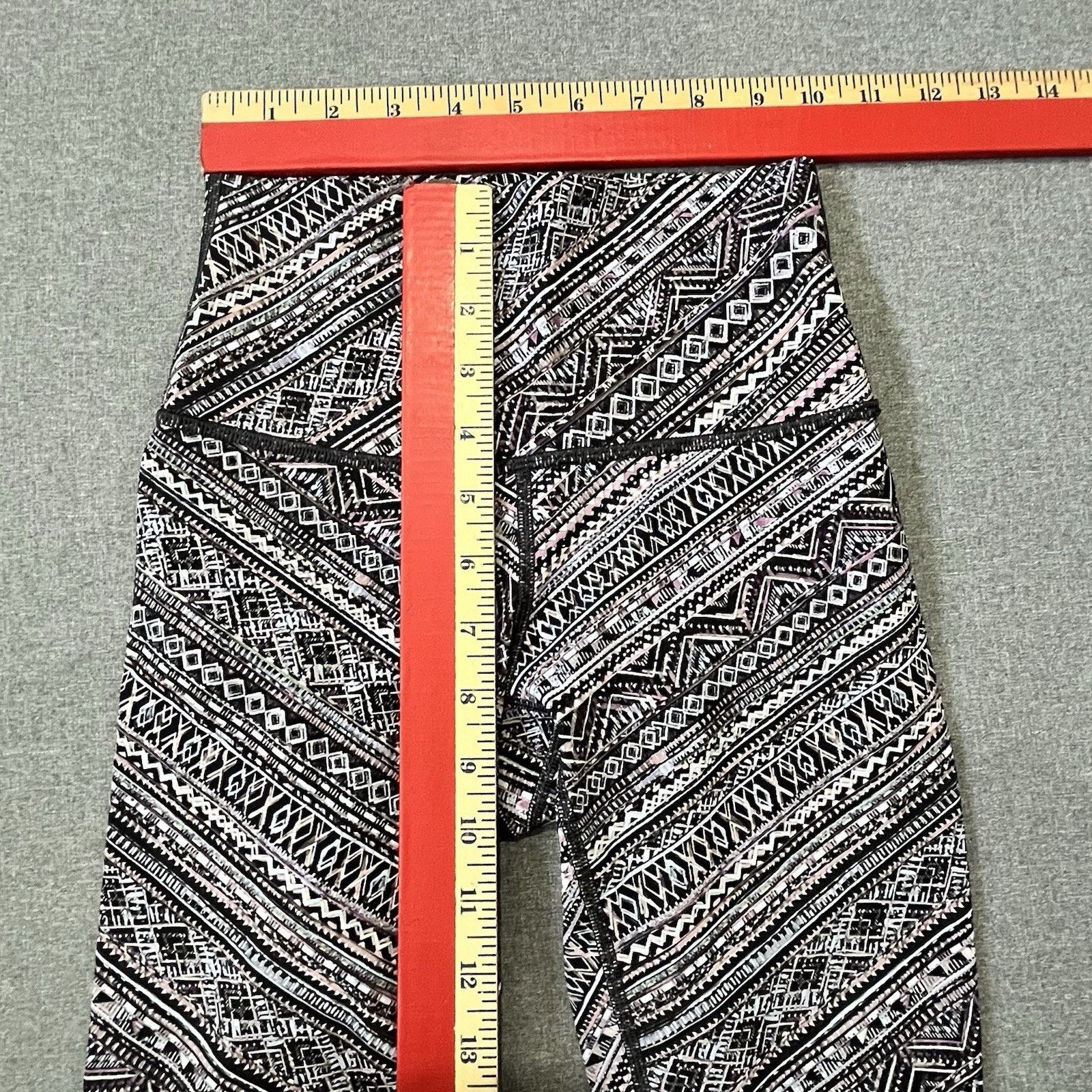 Lululemon Lululemon Ankle Length Leggings Size 2 Geometric Pattern Size 26" / US 2 / IT 38 - 3 Thumbnail