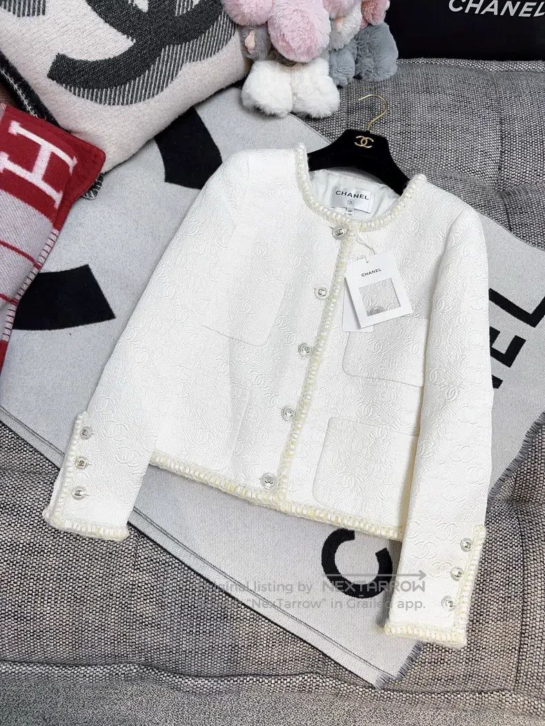 Chanel Chanel 21A Castle Series White Moonlight Relief Logo Four- Size XS / US 0-2 / IT 36-38 - 1 Thumbnail