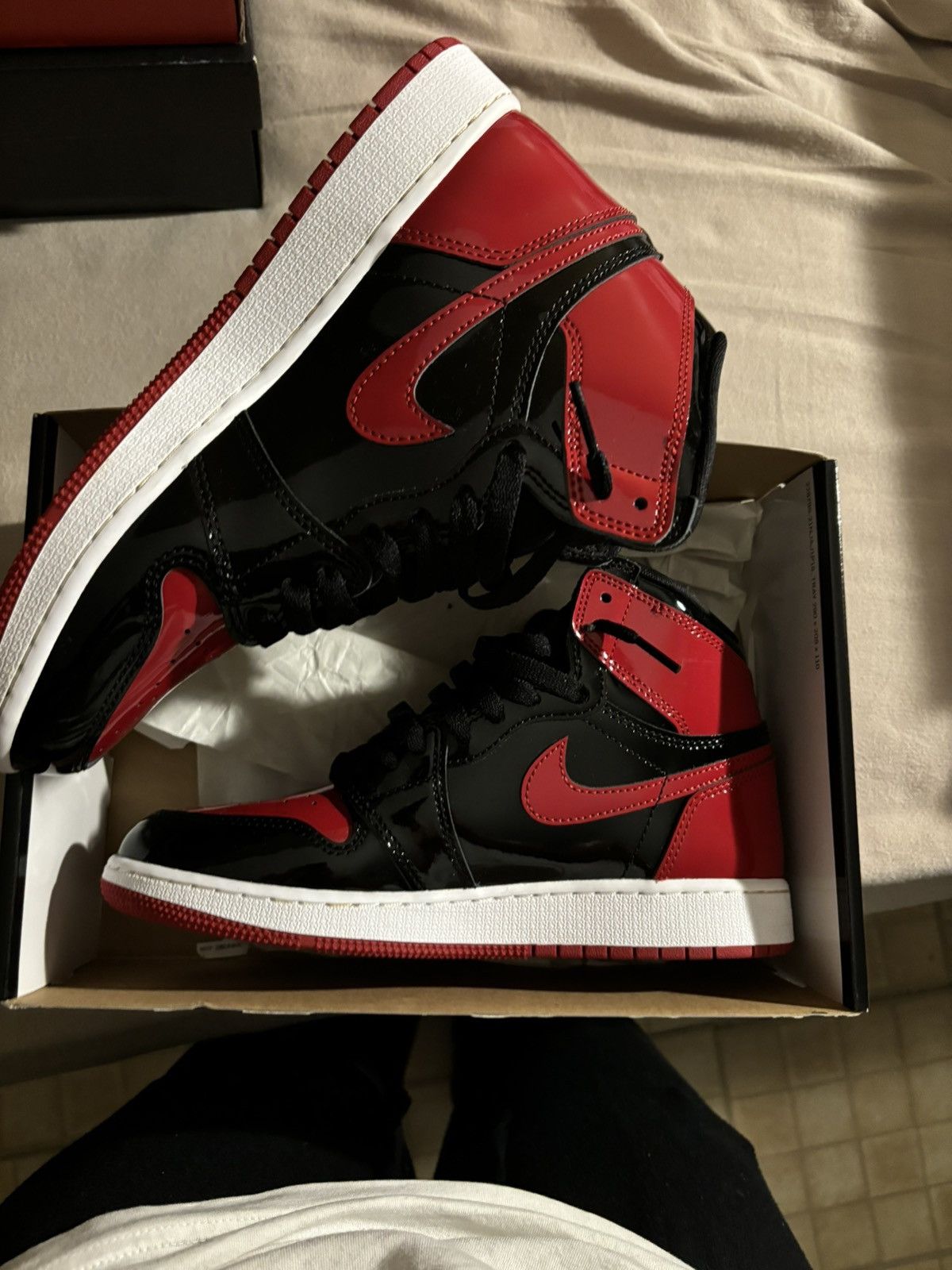 Jordan Brand × Nike Air Jordan 1 Retro High OG ‘Patent Bred’ Size US 7 / EU 40 - 2 Thumbnail