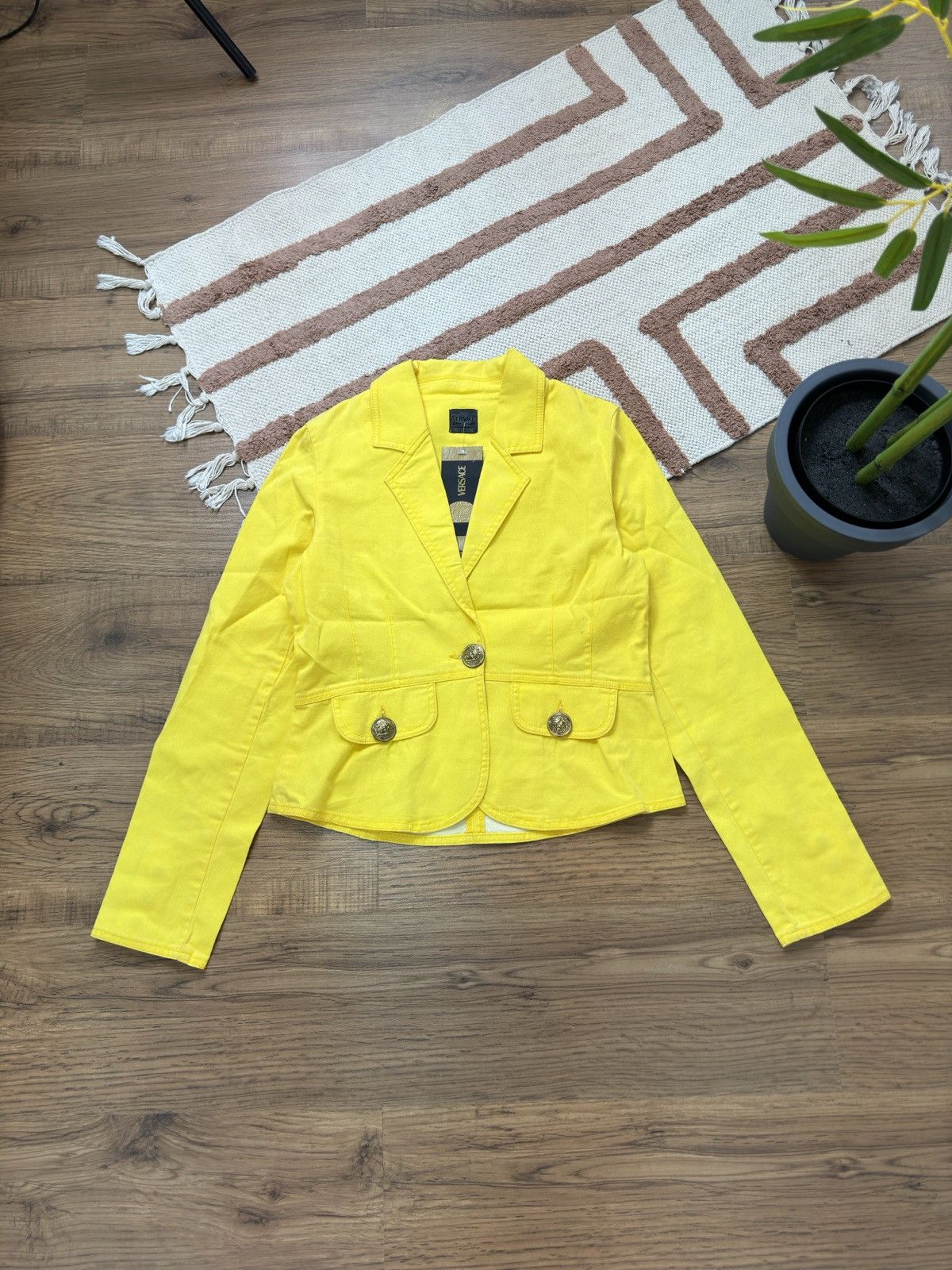 Versace VINTAGE VERSACE YELLOW JACKET Size L / US 10 / IT 46 - 2 Thumbnail