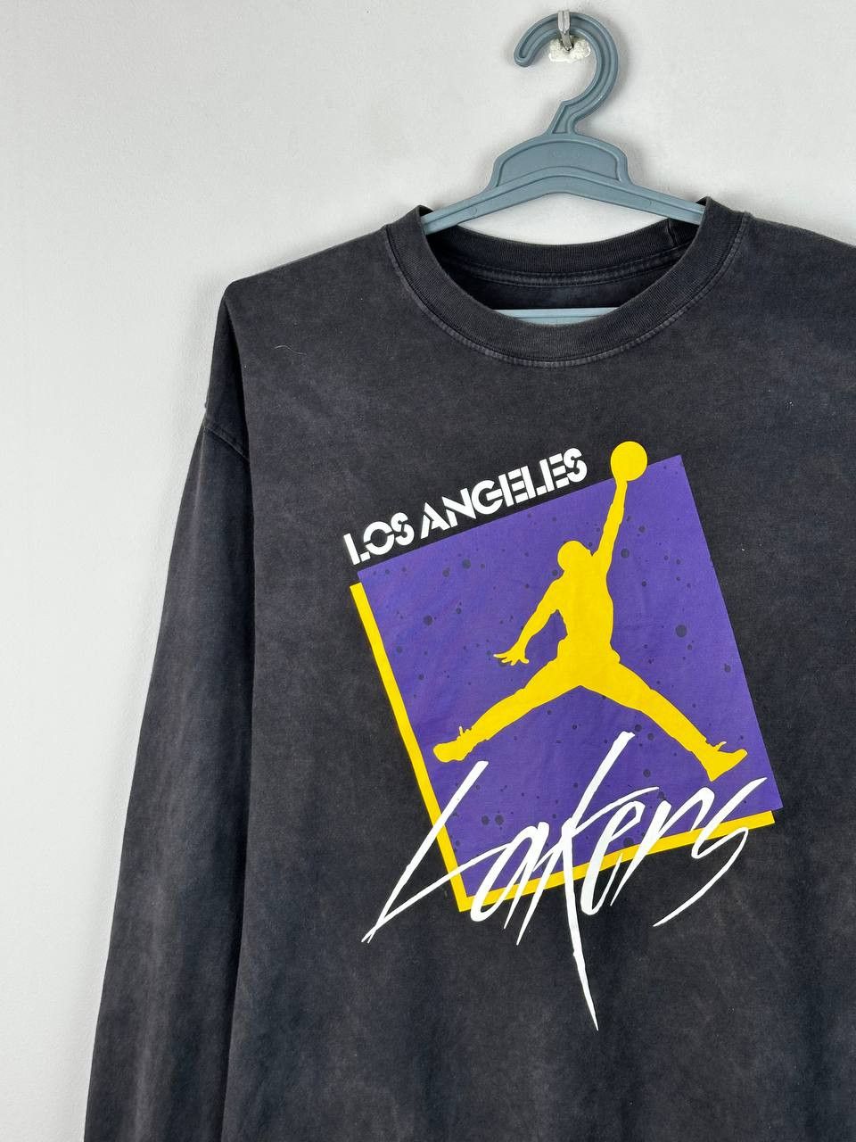 Nike Rare Nike Air Jordan Los Angeles Lakers Long Sleeve T Shirt Size US M / EU 48-50 / 2 - 3 Thumbnail