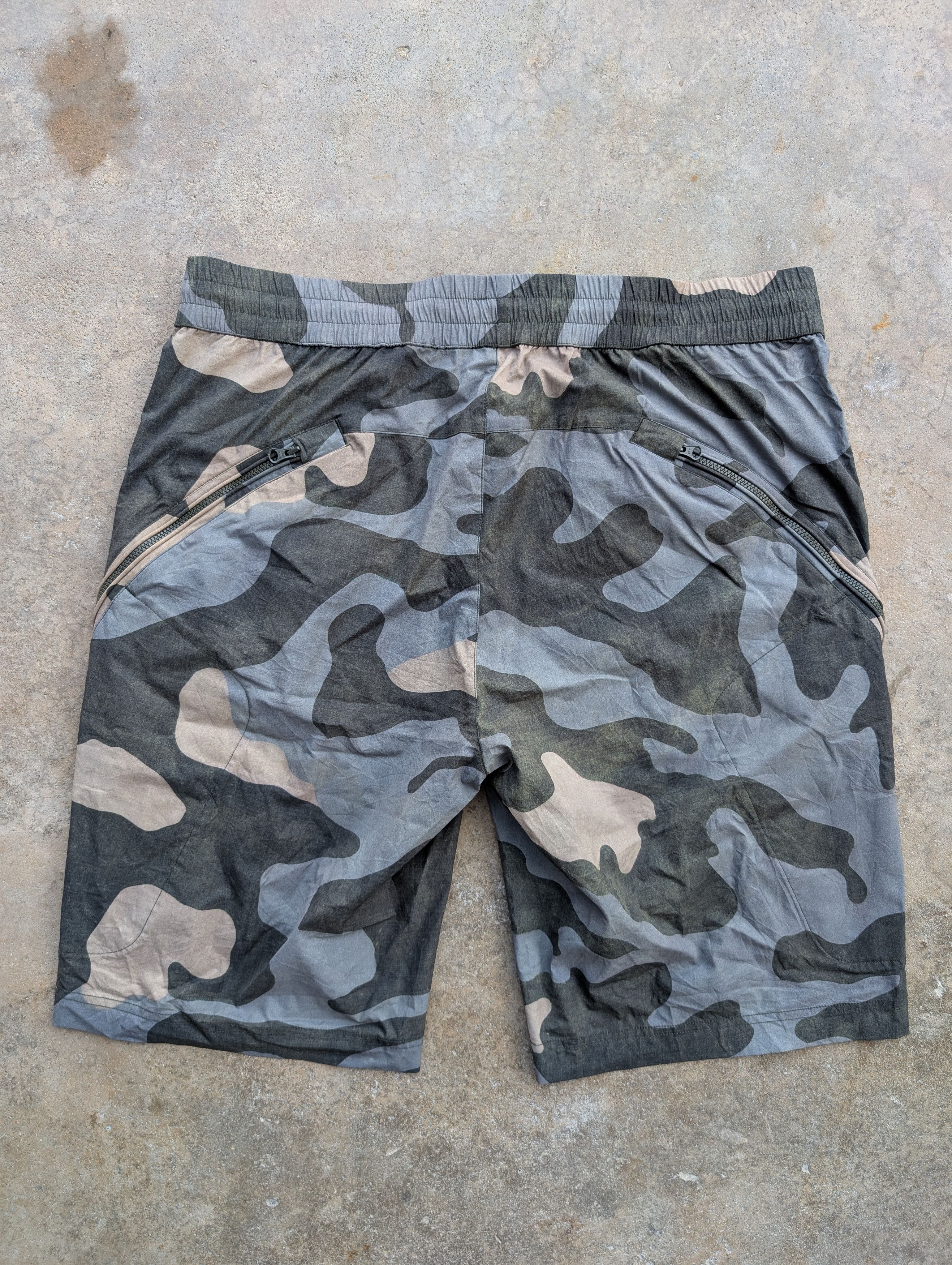 C.P. Company C.P. Company Pro-Tek Camouflage Bermuda Shorts Size US 34 / EU 50 - 2 Thumbnail