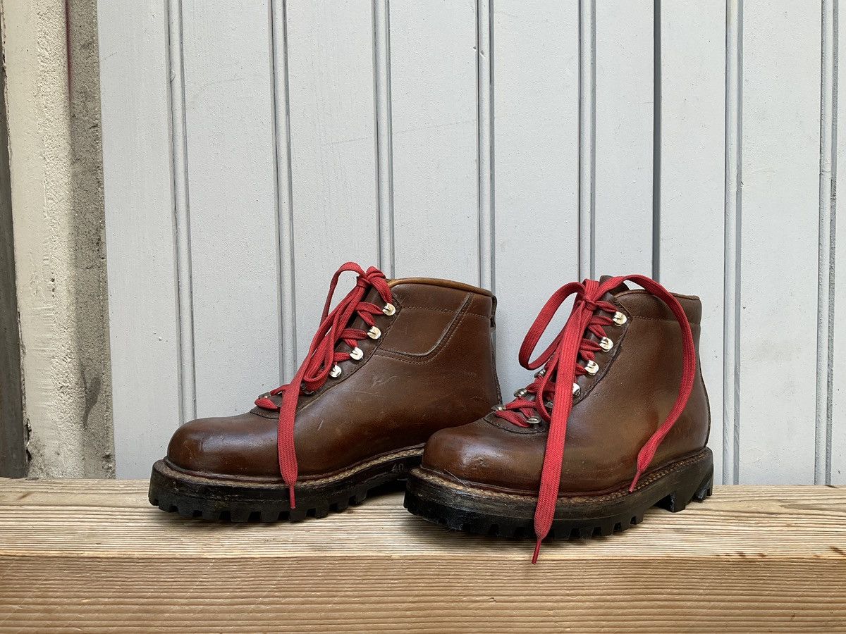 Vintage 50's brown leather hiking boots with red laces