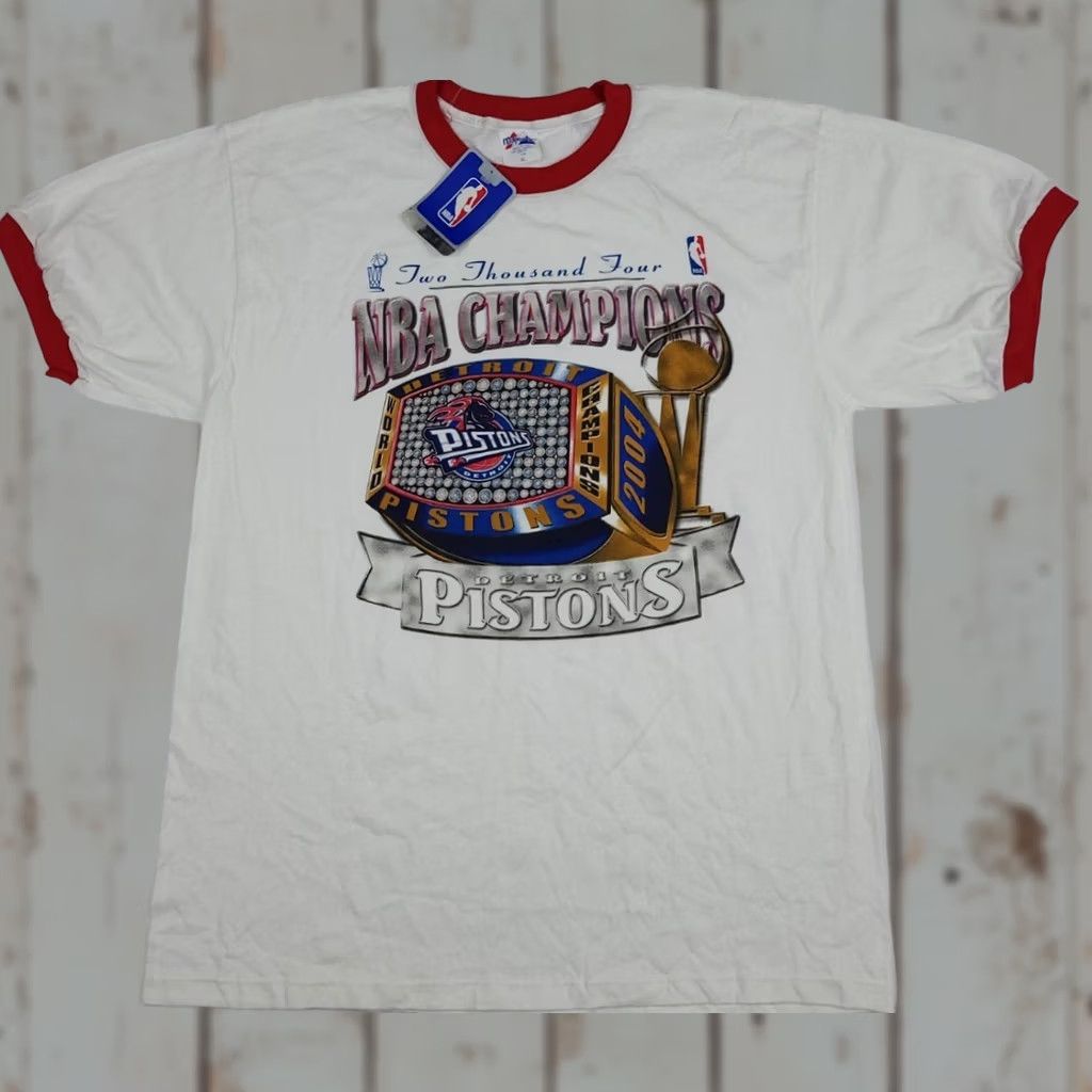 VINTAGE Majestic Detroit Pistons Champions Ring Print Shirt NBA USA NWT Mens XL White Short Sleeve Crew Neck Circa 2004