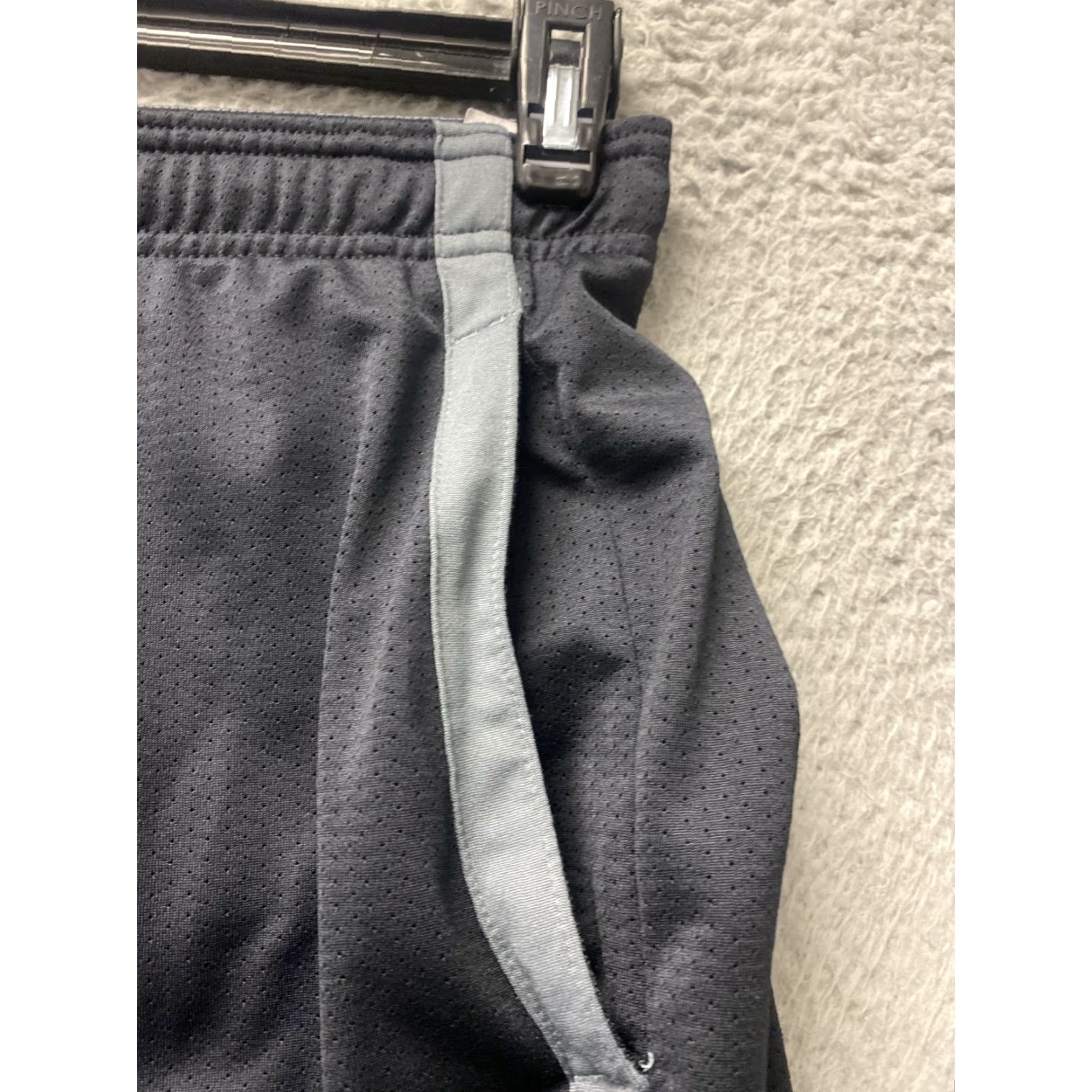 Under Armour VINTAGE? No — Under Armour Shorts Mens Medium HeatGear Elastic Waist Pull On 113‑11 Black 30 Inseam 9 Inseam Athletic Pockets Logo Mens Size US 31 - 7 Thumbnail