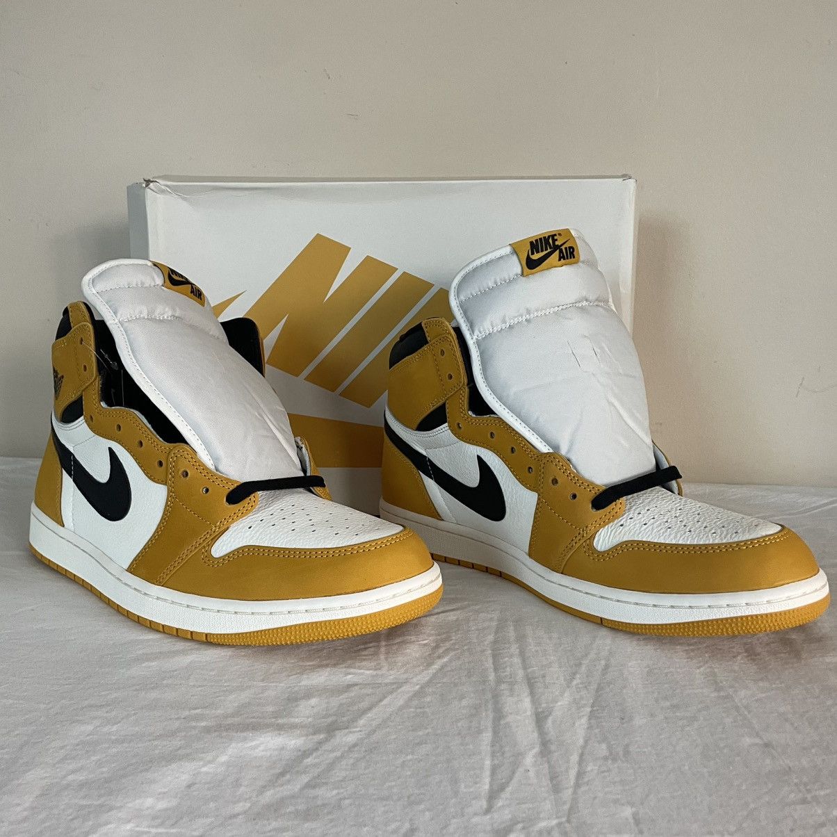 Jordan Brand × Nike Nike Air Jordan 1 Retro High Yellow Ochre Size 13 DZ5485-701 Size US 13 / EU 46 - 4 Thumbnail