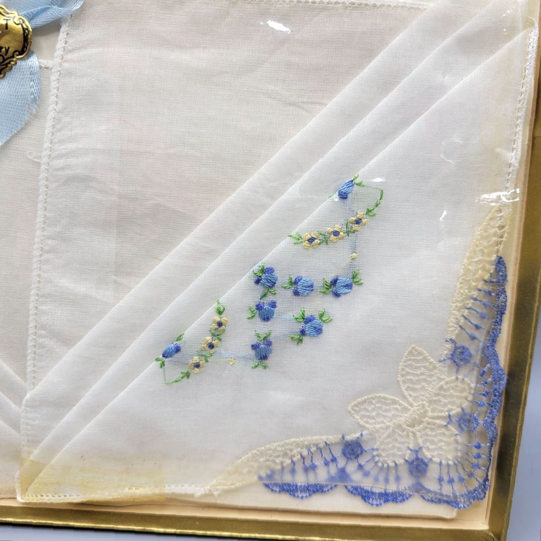 Vintage VINTAGE Embroidered Handkerchiefs Shirt? Hidden: Not applicable. Size ONE SIZE - 5 Thumbnail