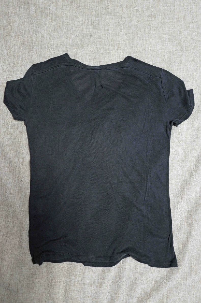 Saint Laurent Paris Saint Laurent Paris Mulberry silk V-neck pocket T-shirt Size S / US 4 / IT 40 - 2 Thumbnail