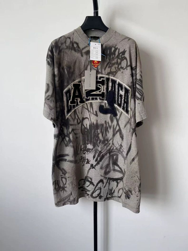 Balenciaga Balenciaga Graffiti printed monogrammed crewneck pullover Size US M / EU 48-50 / 2 - 1 Thumbnail